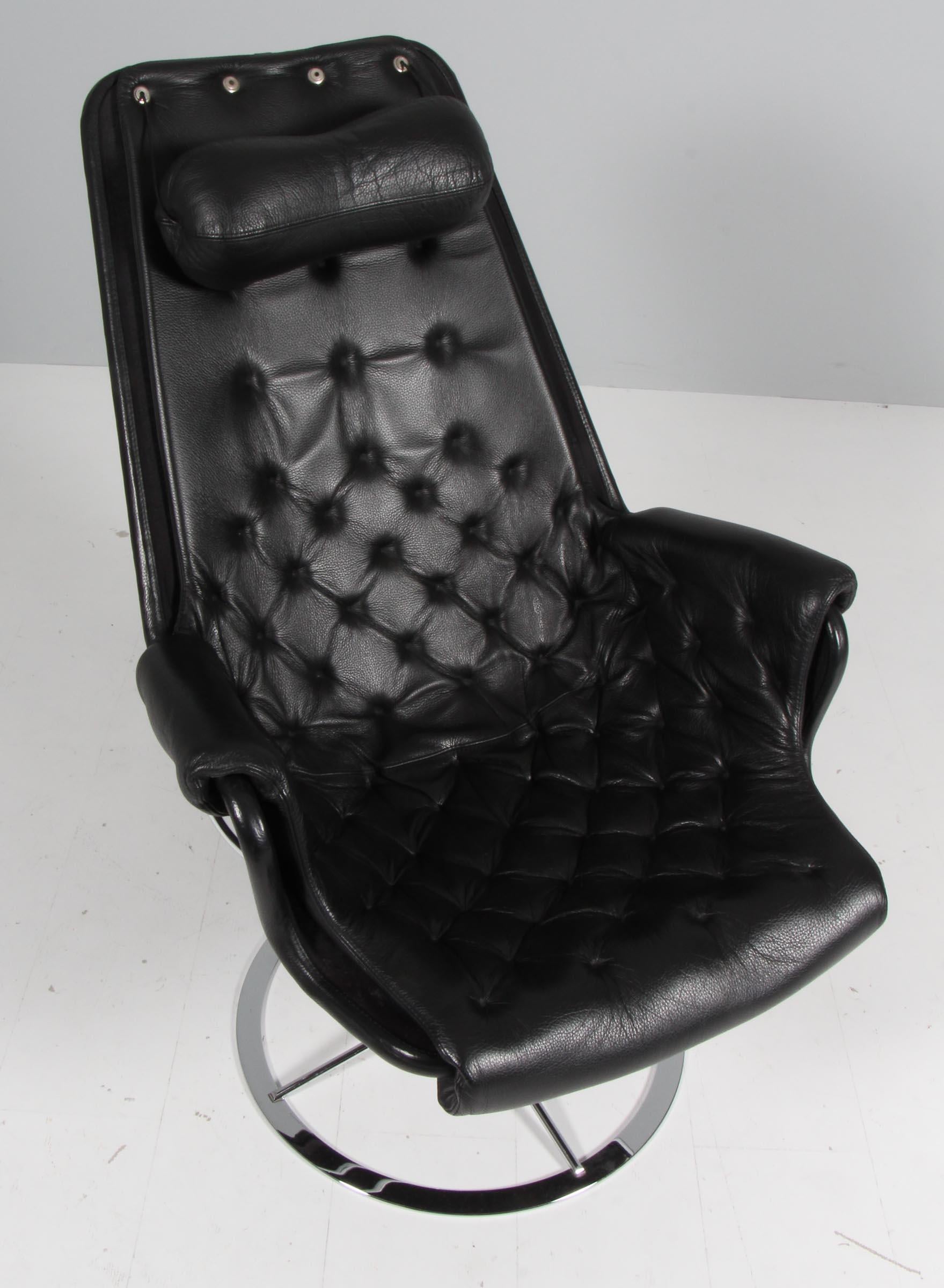 Bruno Mathsson Jetson lounge chair with black leather.

Frame in chromed steel.

Made by DUX.