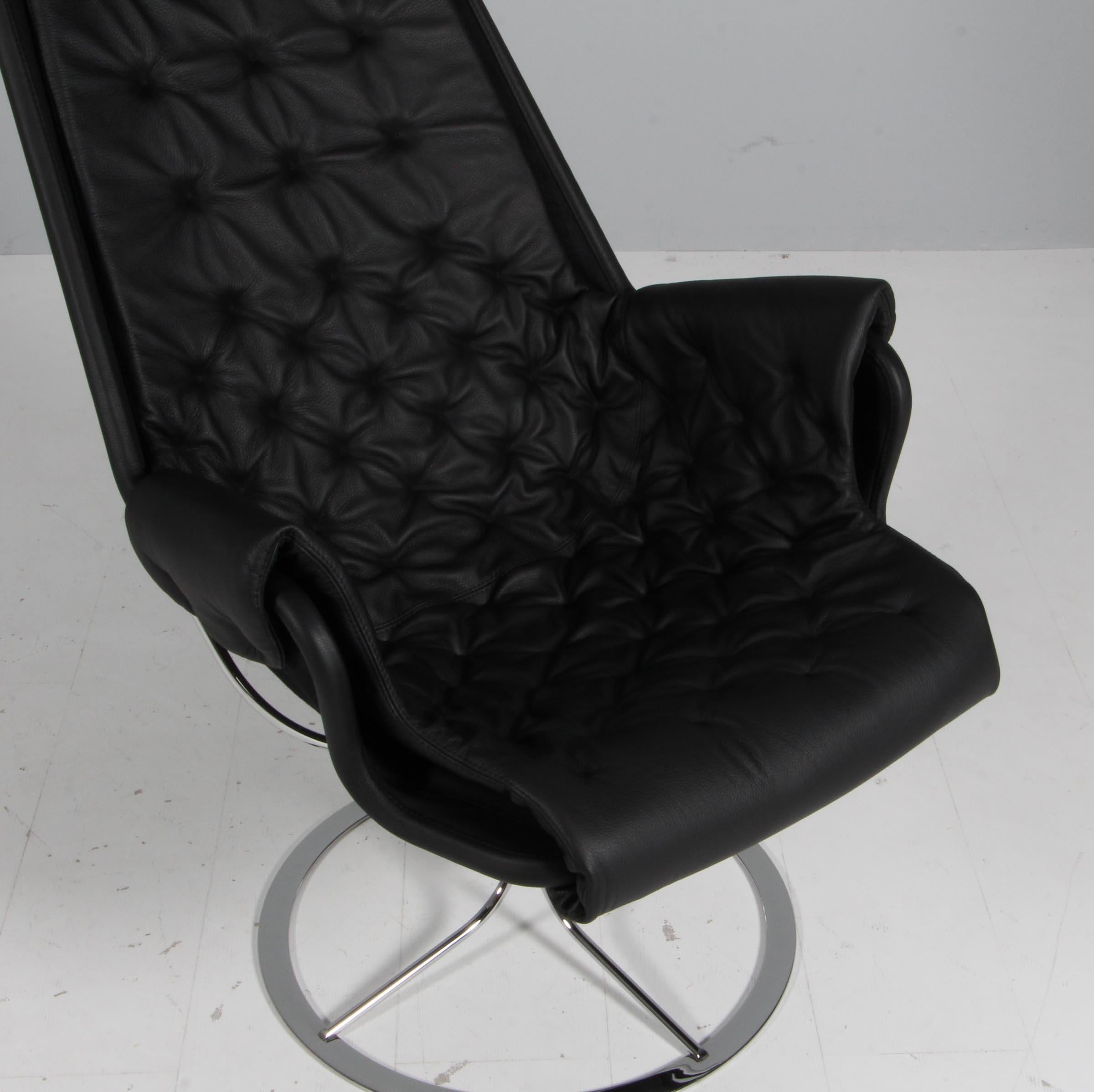 Bruno Mathsson Jetson lounge chair with black leather.

Frame in chromed steel.

Made by DUX.