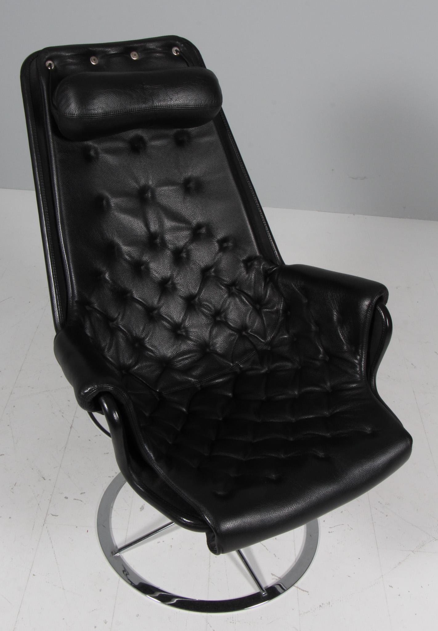 Bruno Mathsson Jetson lounge chair with black leather.

Frame in chromed steel.

Made by DUX.