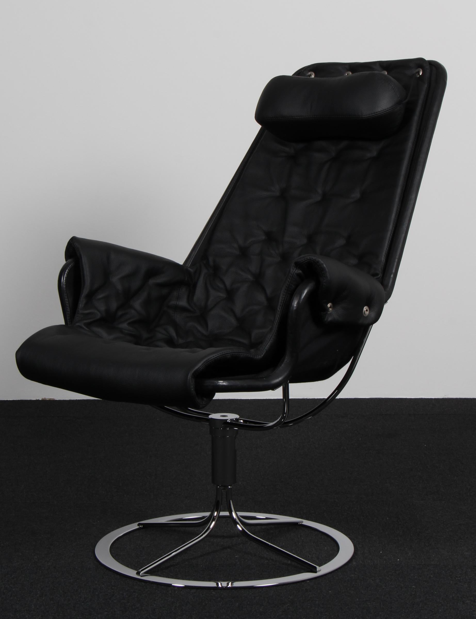 Bruno Mathsson Jetson lounge chair with black leather.

Frame in chromed steel.

Made by DUX.