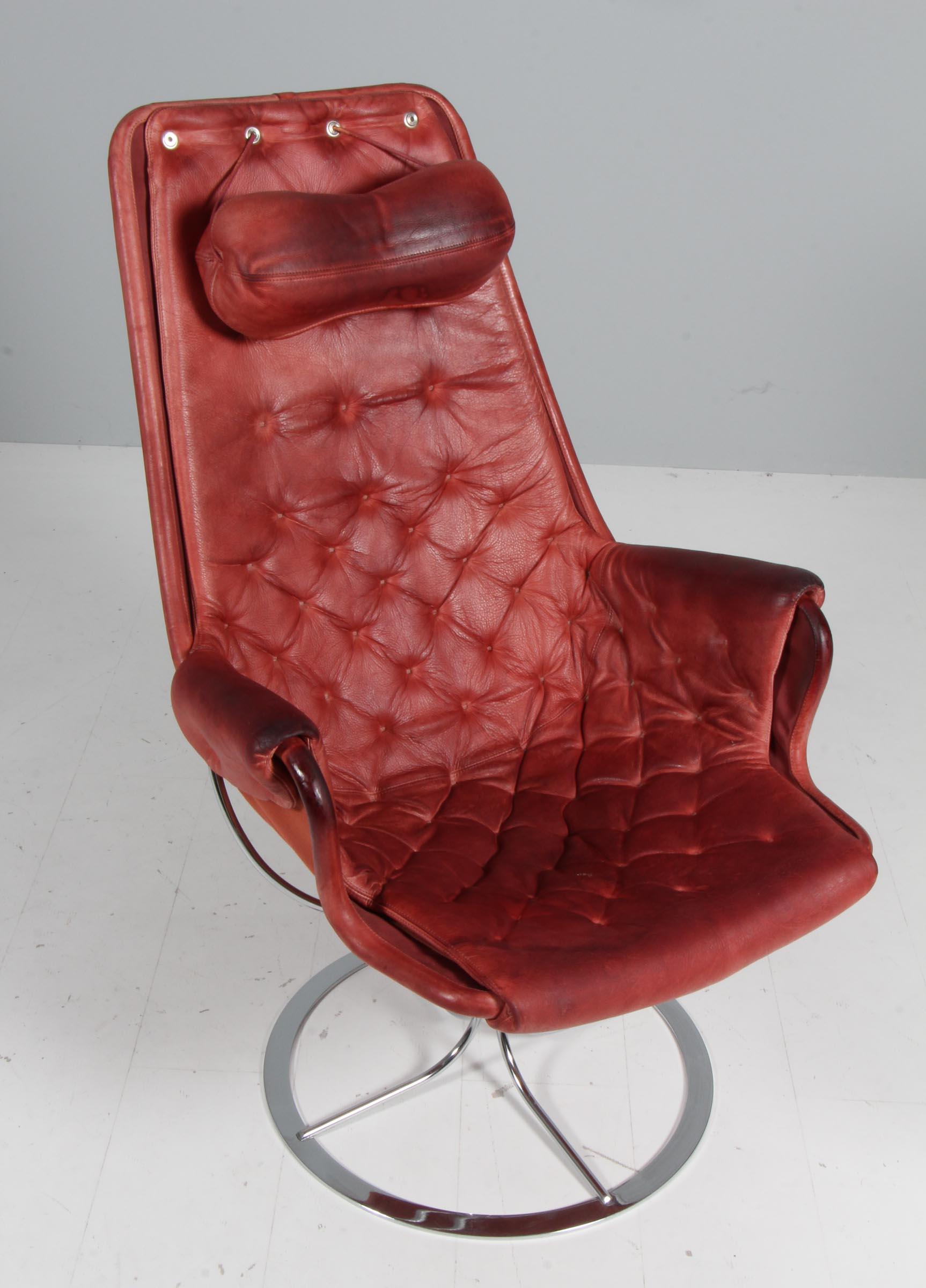 Bruno Mathsson Jetson lounge chair with red patinated leather.

Frame in chromed steel.

Made by DUX.