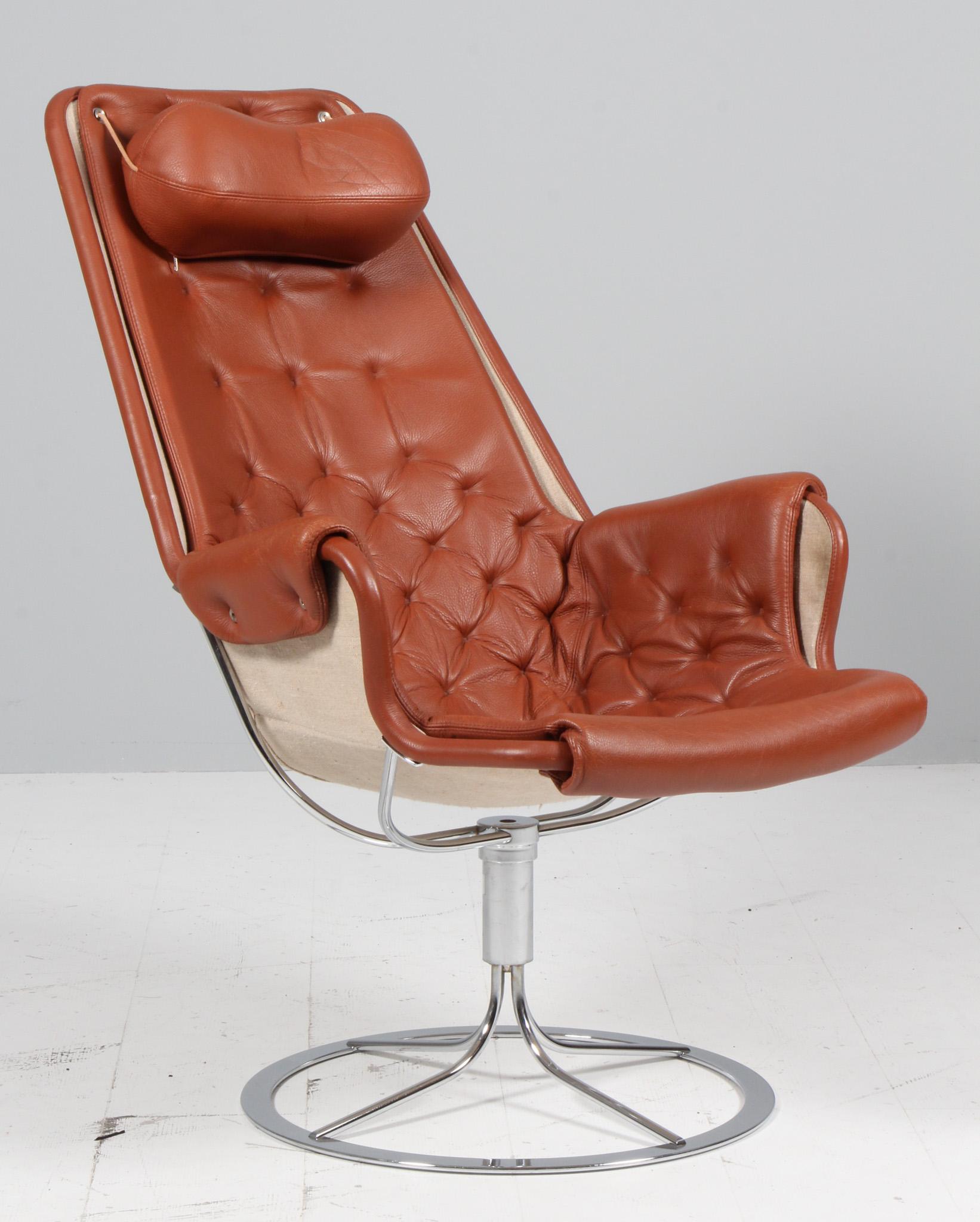 Bruno Mathsson Jetson Loungesessel mit hellbraunem Leder.

Gestell aus verchromtem Stahl.

Hergestellt von DUX.