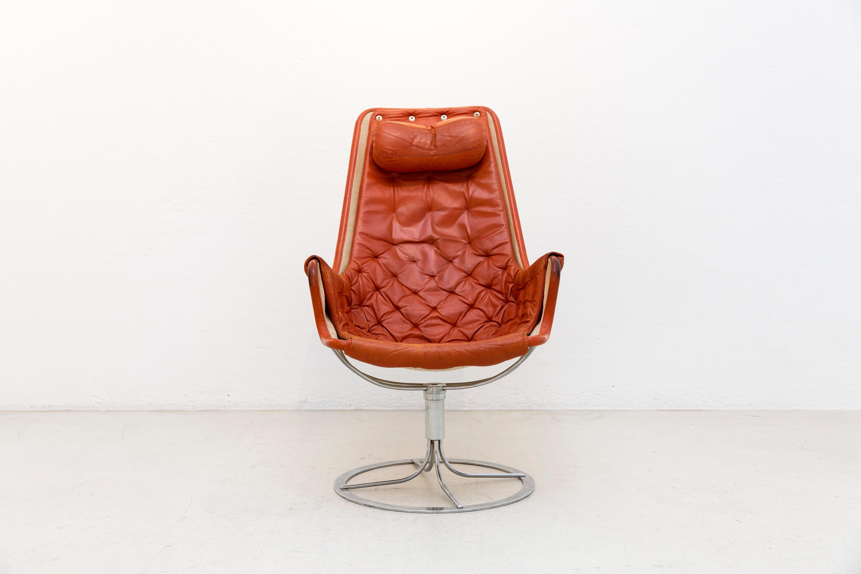 Bruno Mathsson real leather armchair, Jetson from 1964.
A lounge chair on chrome swivel, beautifully patinated genuine leather in light brown. The chair is in good working condition, with visible signs of wear on the leather / s. Detailed photos.