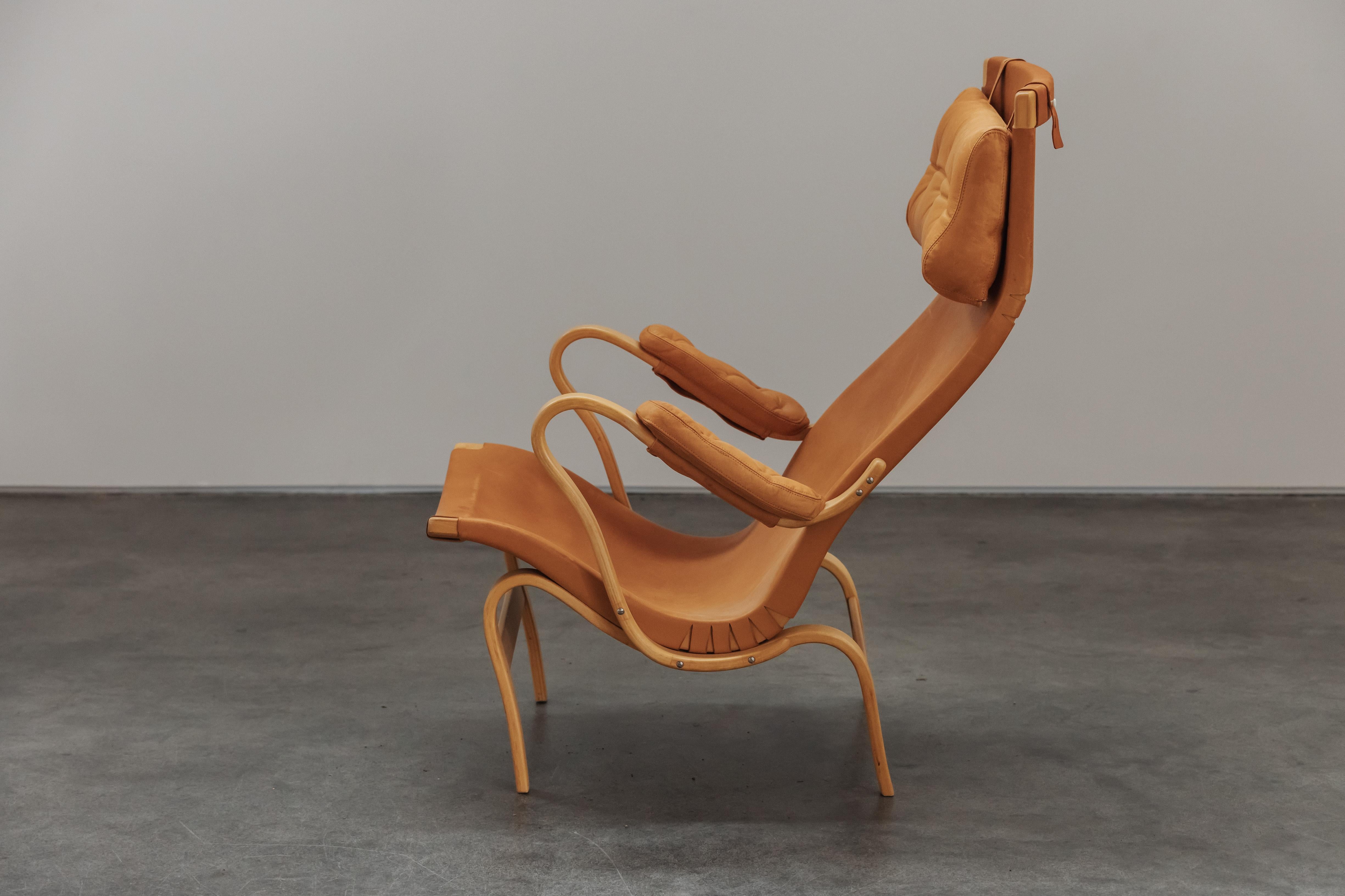 Chaise longue Bruno Mathsson Modèle Eva De Suède, Circa 1970.  Cadre en bouleau massif avec revêtement en cuir cognac patiné d'origine.  Usure et utilisation très légères.