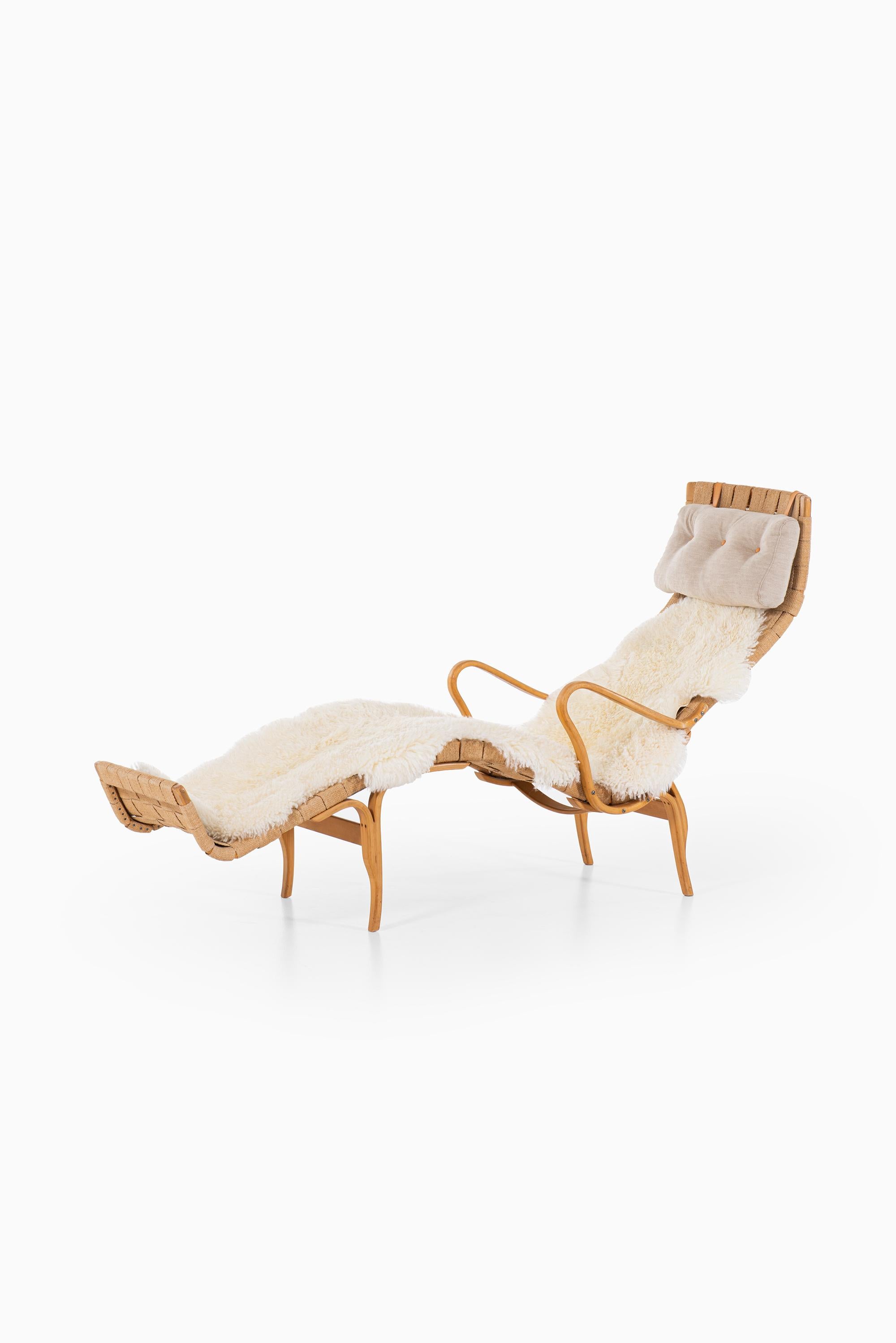 Lounge chair model Pernilla 3 / T-108 designed by Bruno Mathsson. Produced by Karl Mathsson in Värnamo, Sweden.
