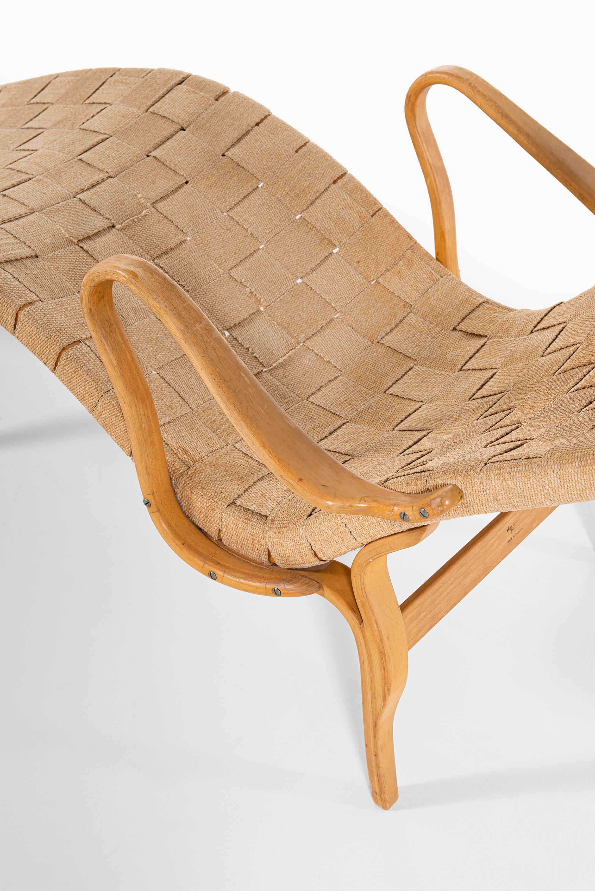 Scandinavian Modern Bruno Mathsson Lounge Chair Model Pernilla 3 / T-108 by Karl Mathsson in Sweden For Sale