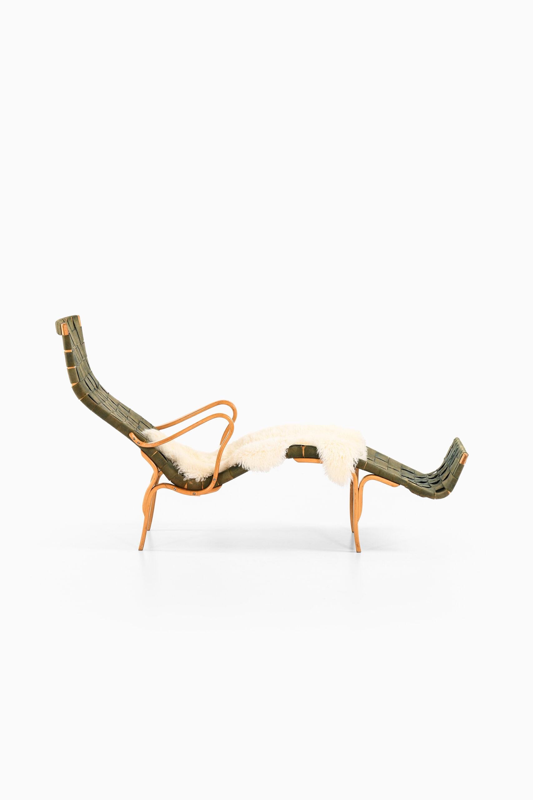Lounge chair model Pernilla 3 / T-108 designed by Bruno Mathsson. Produced by Karl Mathsson in Värnamo, Sweden.