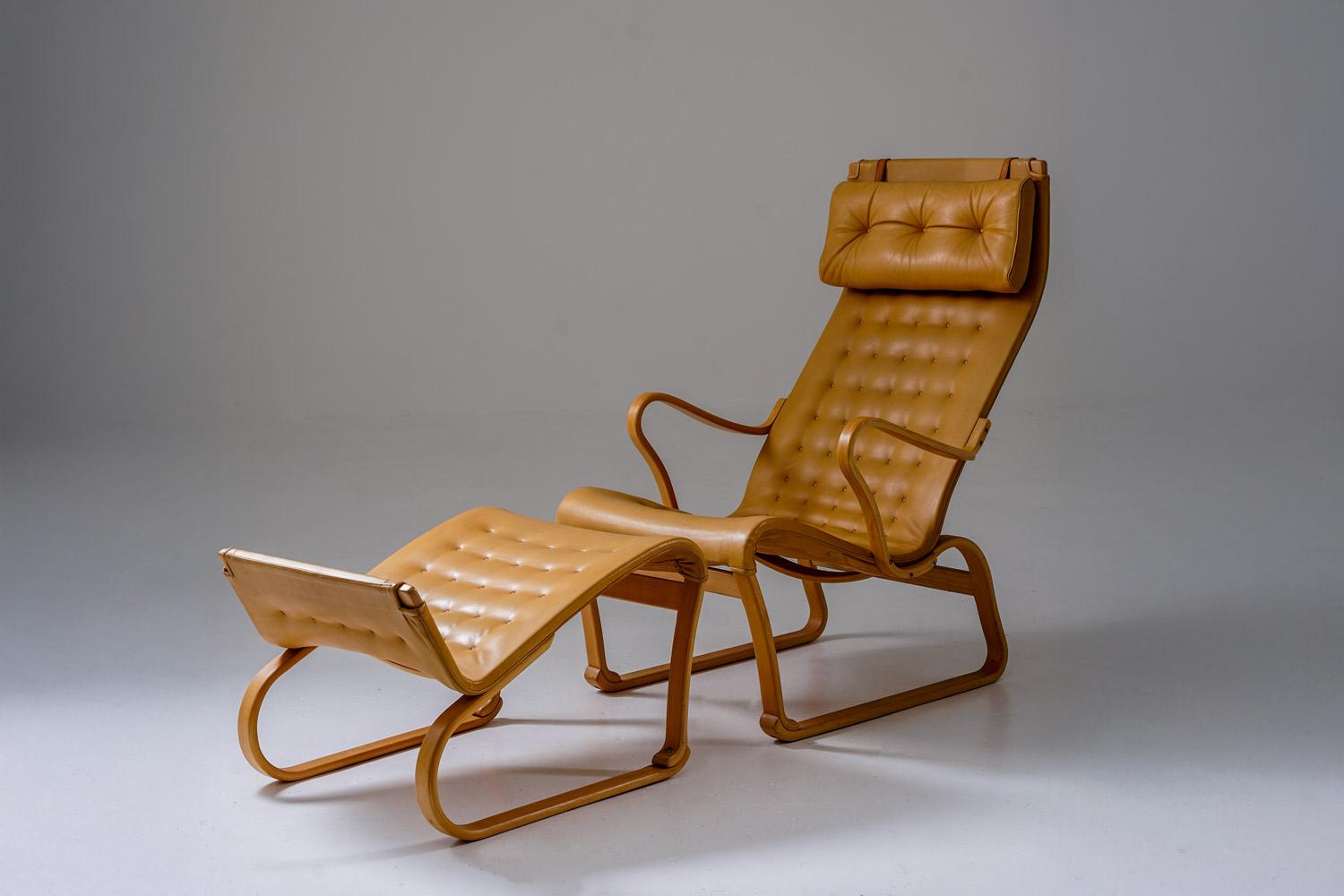 Bruno Mathsson, Silla de salón con otomana, Modelo Migo, Mathsson International, 1982

Una rara tumbona con otomana a juego, modelo Migo, diseñada por Bruno Mathsson y fabricada por Mathsson International en 1982. Ejecutada en haya laminada con