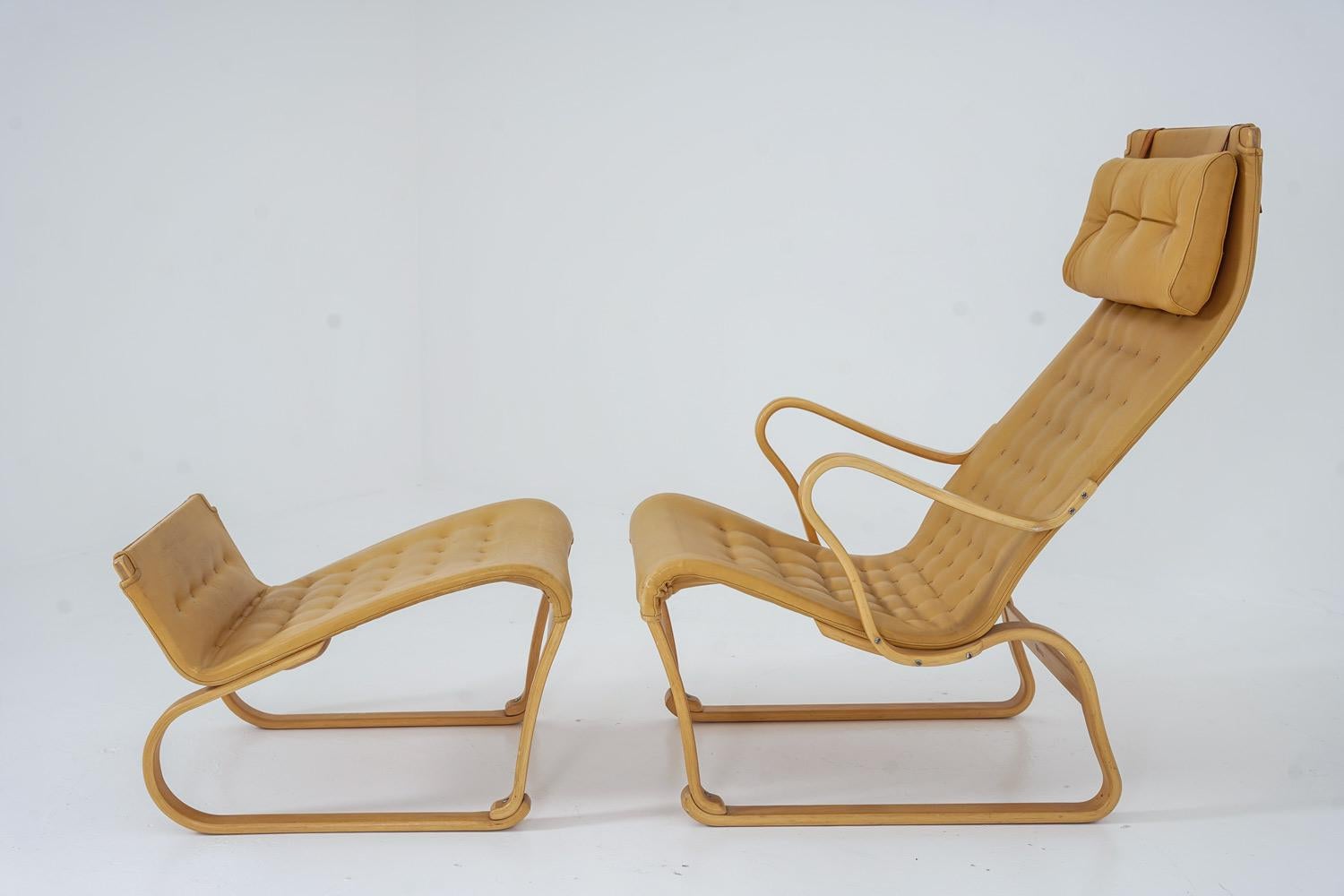 Silla de salón Bruno Mathsson con otomana Modelo 