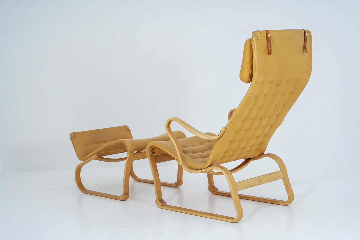 Silla de salón Bruno Mathsson con otomana Modelo 