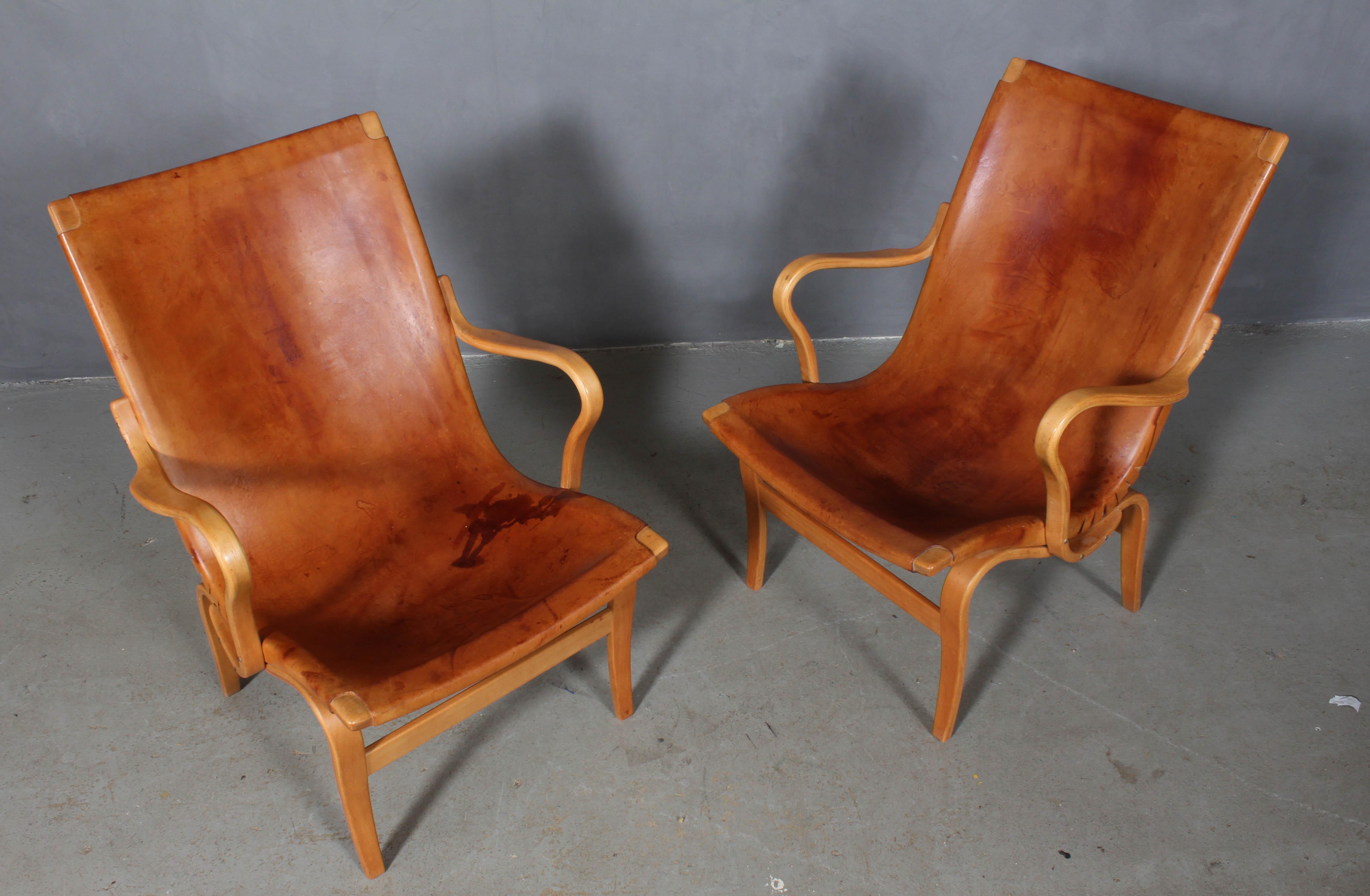 Bruno Mathsson pair of Eva lounge chair with patinated saddle leather

Frame in beech.

Made by Karl Mathsson.