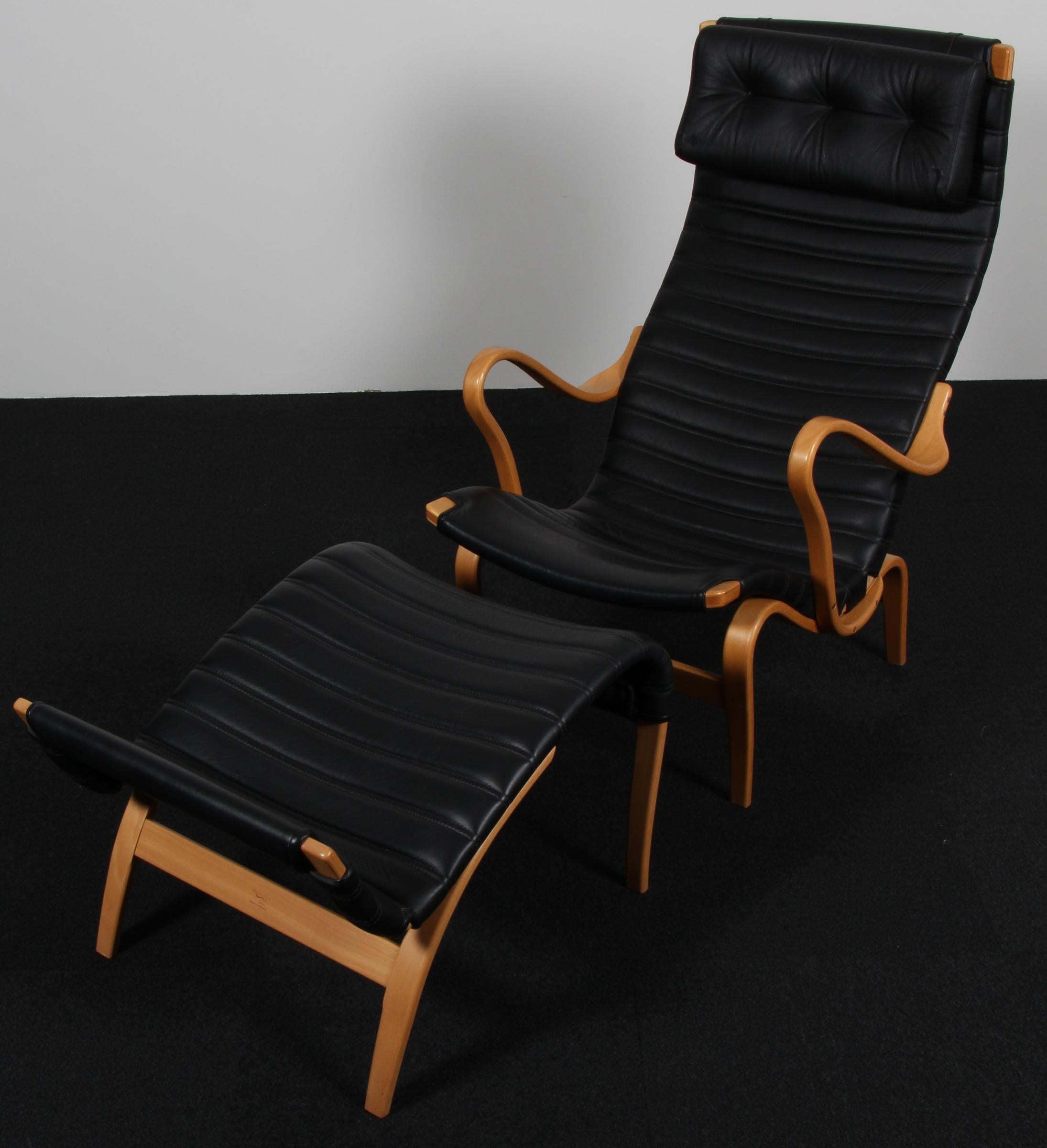 Bruno Mathsson Pernilla lounge chair with ottoman, new original canvas upholstery.

Cadre en hêtre laqué.

Fabriqué par DUX.

