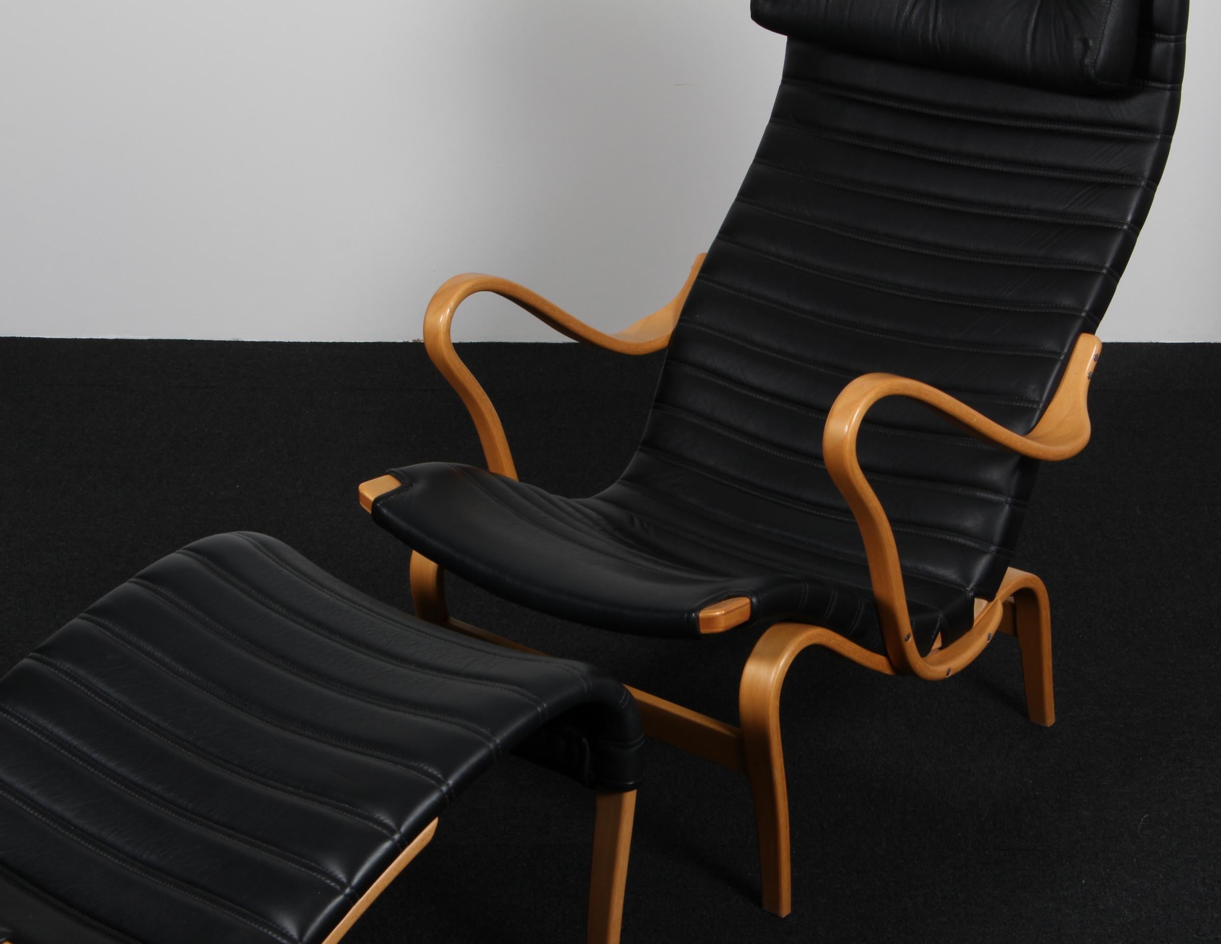 Suédois Bruno Mathsson 2 Chaise longue avec pouf, cuir en vente