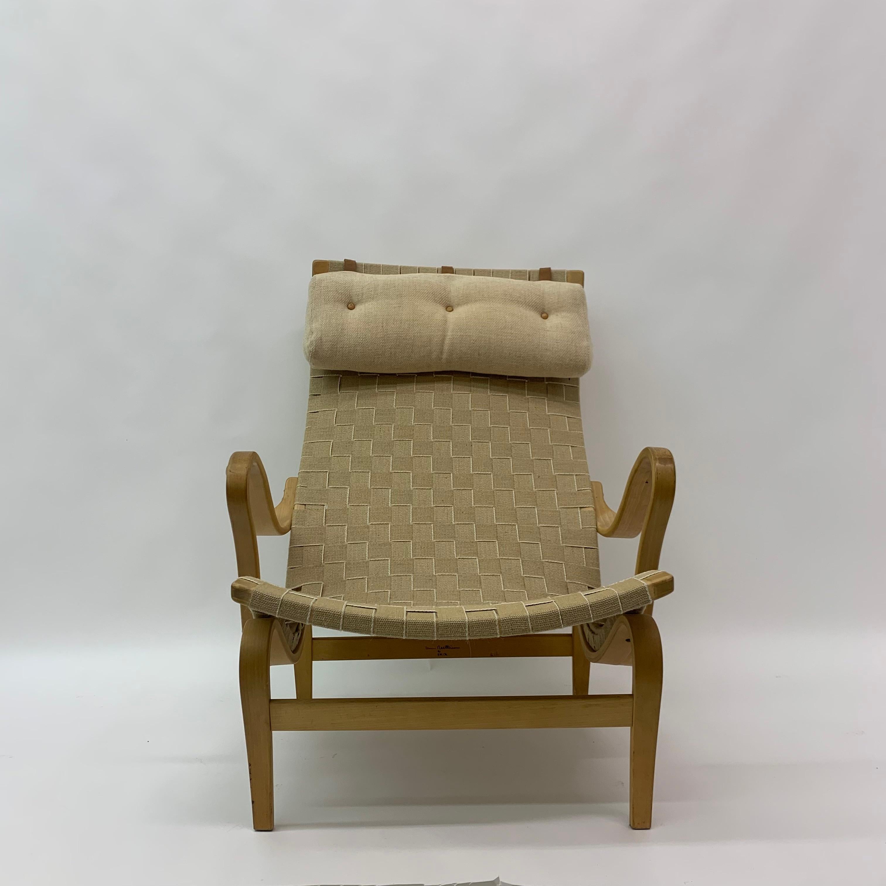 Bruno Mathsson ‘Pernilla’ chair for Dux, 1970's 
An eye catcher in your home.