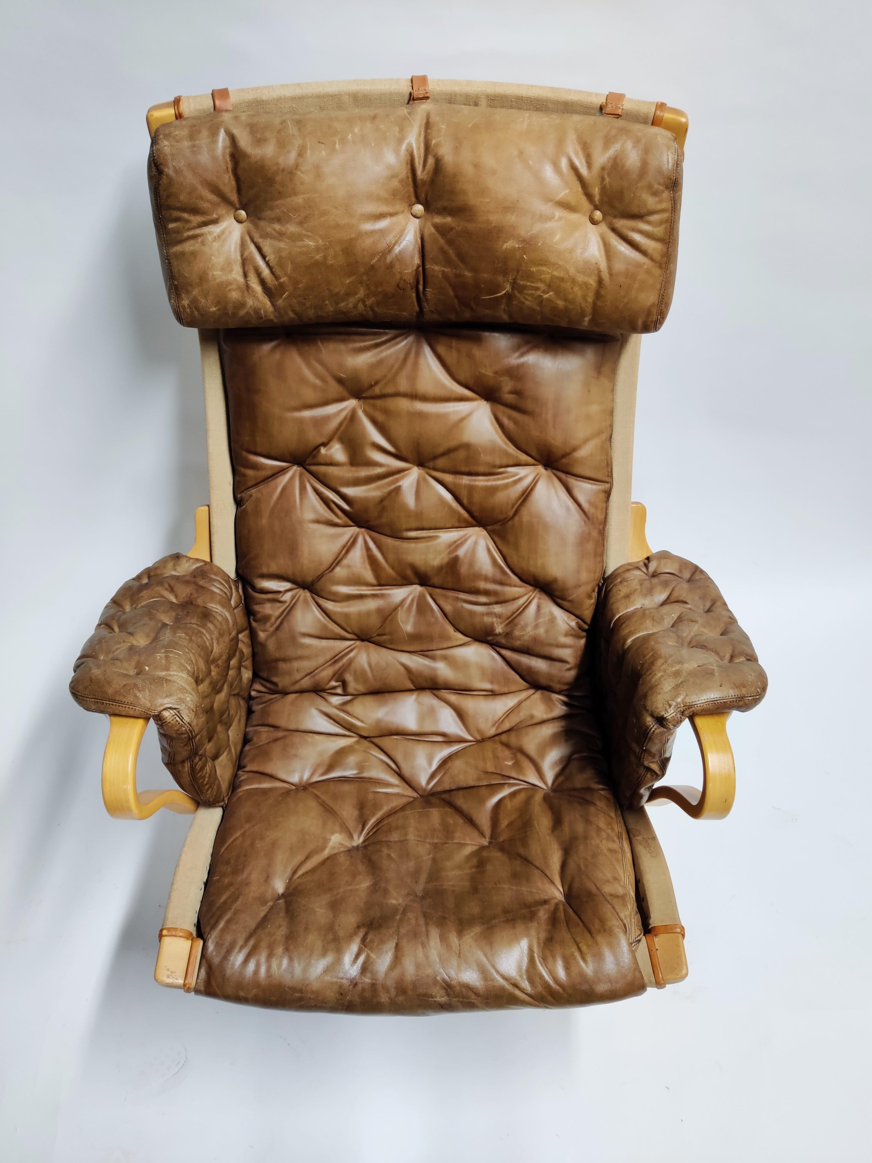 Midcentury tufted leather 'Pernilla' lounge chair designed by Bruno Mathsson for DUX

The chair has a beautiful and elegant beech wooden frame upholstered with high quality leather.

Good condition, minor signs of wear on the frame and beautiful