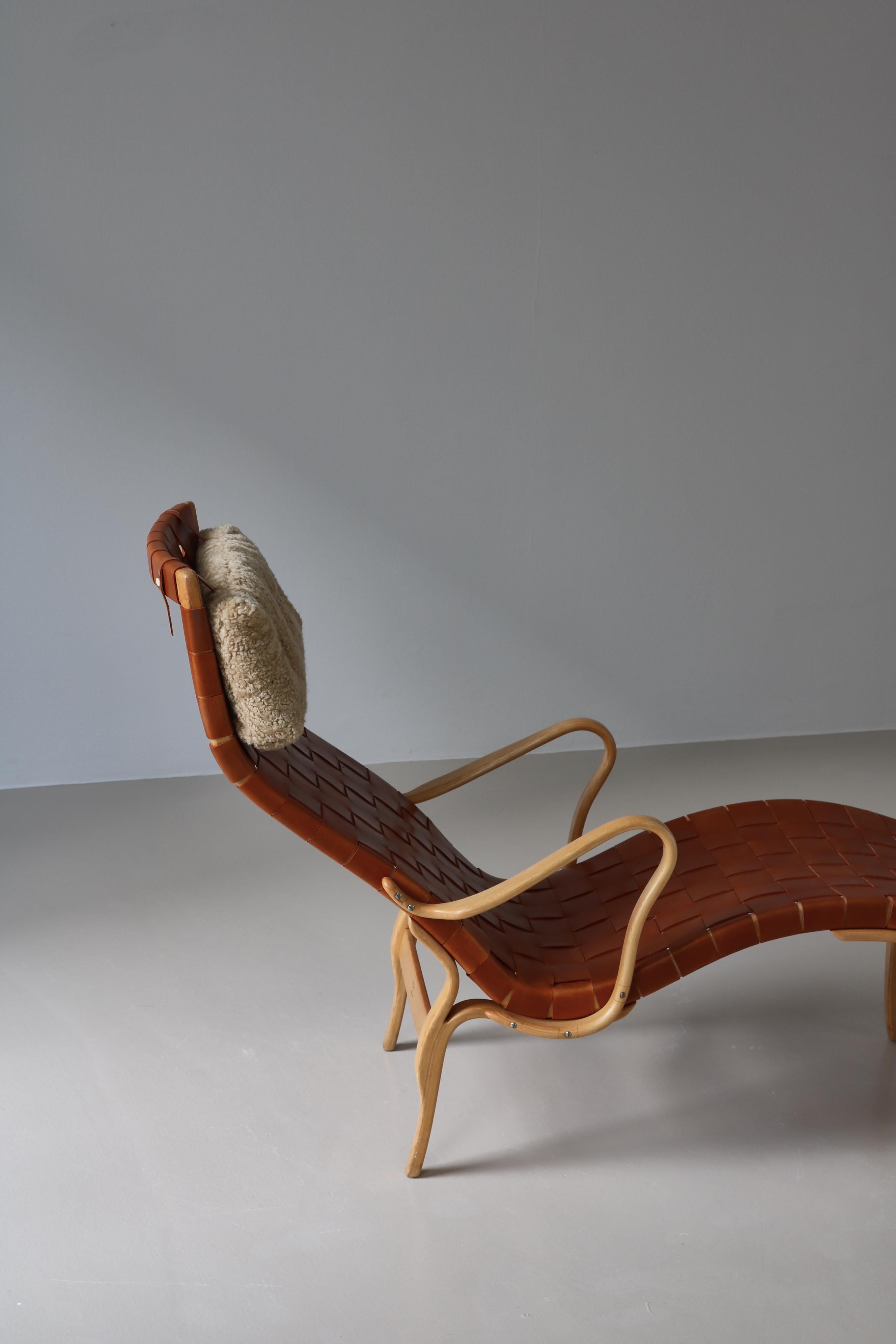 Chaise Longue-Stuhl „Pernilla“ von Bruno Mathsson aus patiniertem Sattelleder, 1964 im Angebot 3