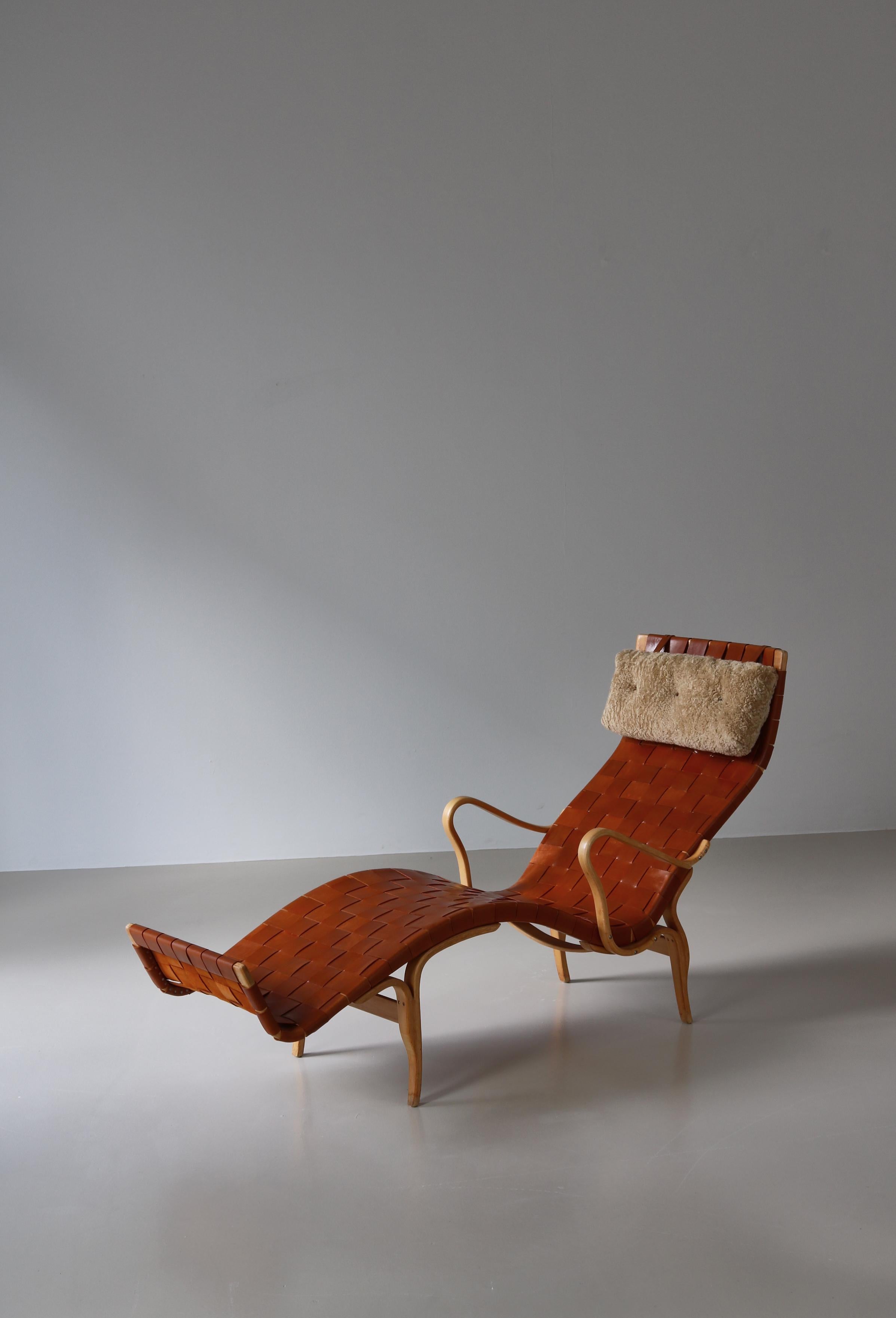Chaise Longue-Stuhl „Pernilla“ von Bruno Mathsson aus patiniertem Sattelleder, 1964 (Skandinavische Moderne) im Angebot