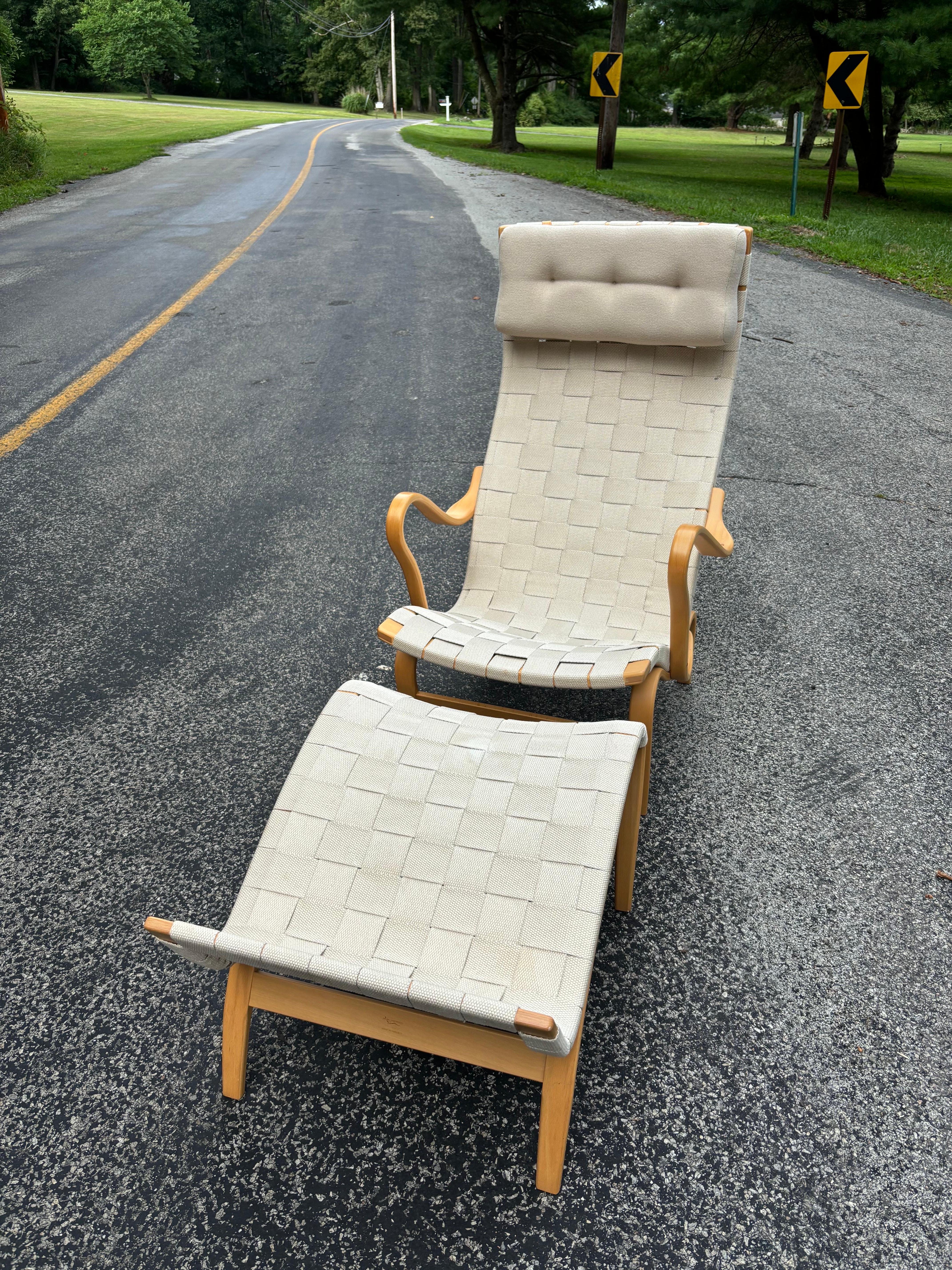 Bruno Mathsson Pernilla Chaise Lounge Chair and Ottoman In Good Condition For Sale In Philadelphia, PA