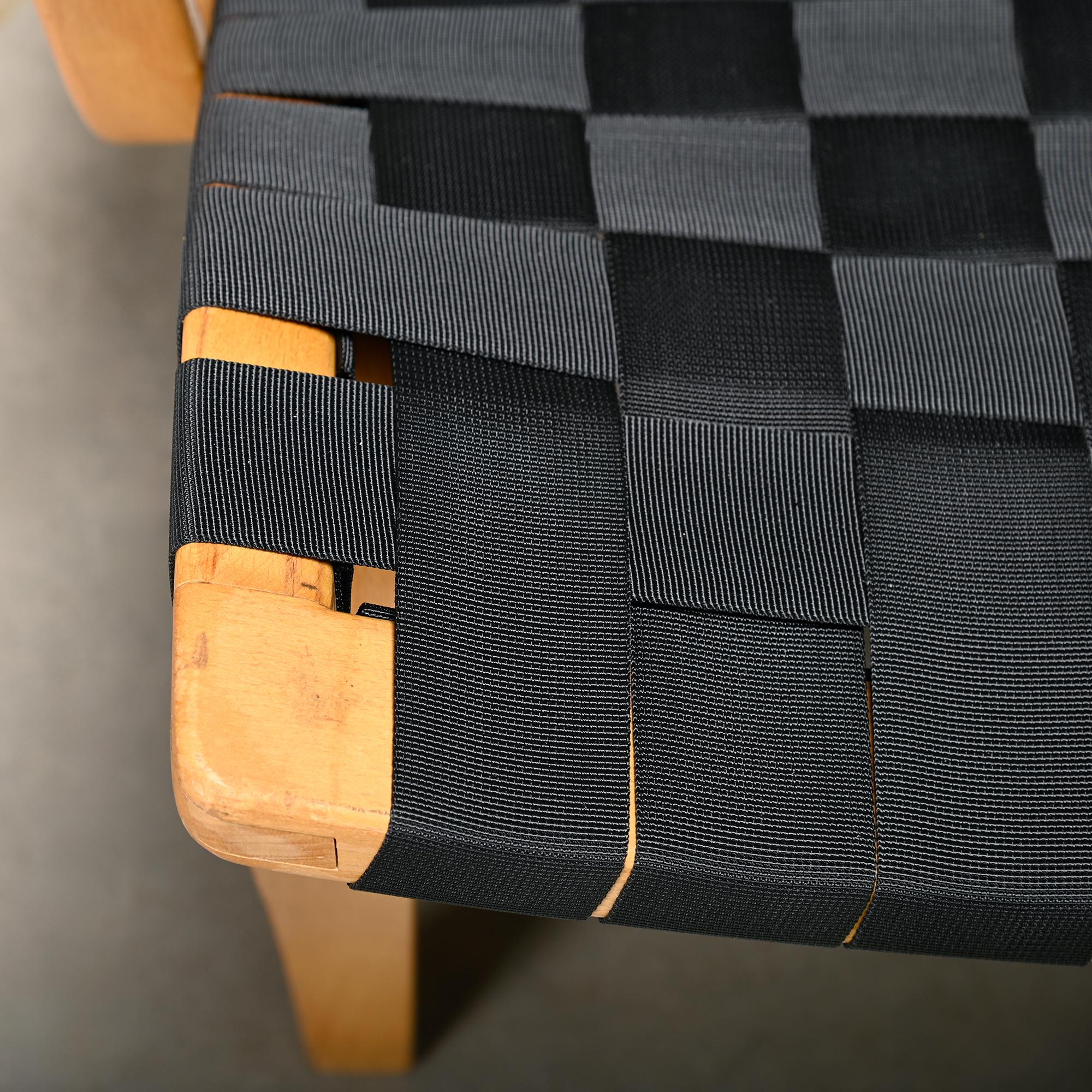 Bruno Mathsson Pernilla Easy Chair e Ottoman in Wood e cinghie nere in vendita 4
