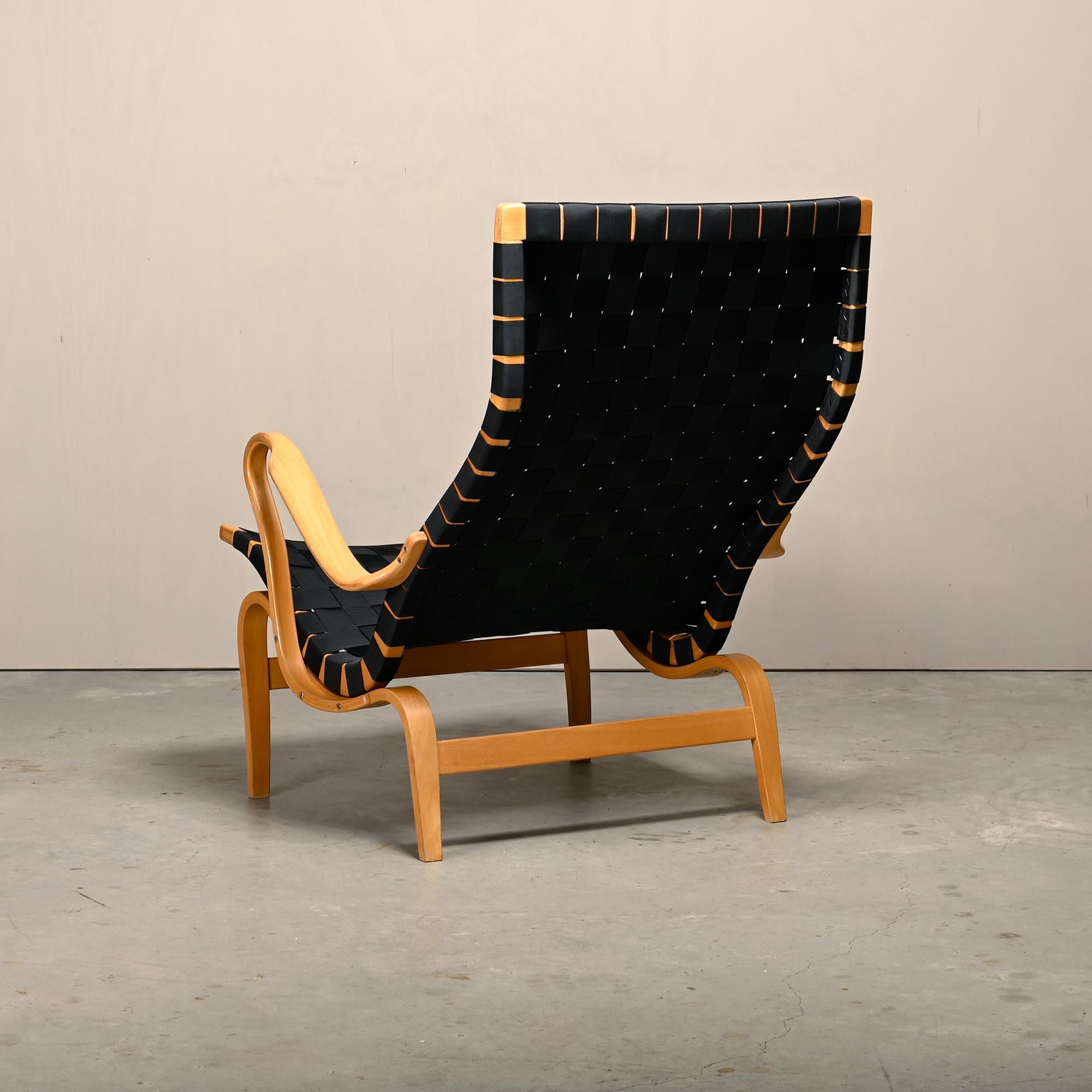 Metà XX secolo Bruno Mathsson Pernilla Easy Chair e Ottoman in Wood e cinghie nere in vendita