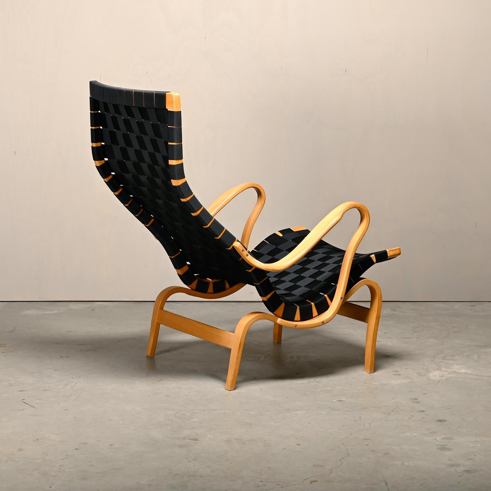 Nylon Bruno Mathsson Pernilla Easy Chair e Ottoman in Wood e cinghie nere in vendita