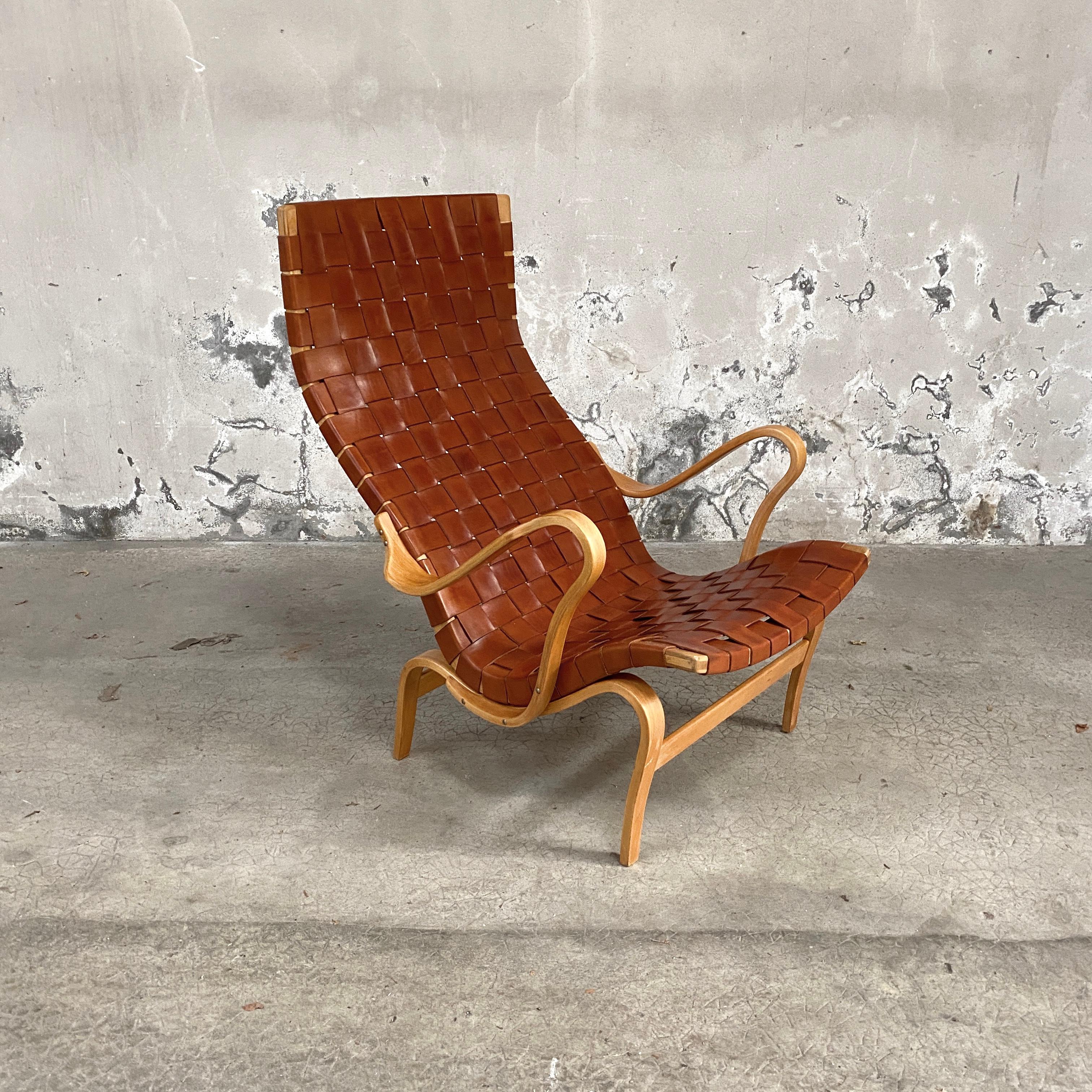 Design by Bruno Mathsson for DUX easy chair with leather straps and signed.

Very beautiful patina of leather, magnificent woodwork.