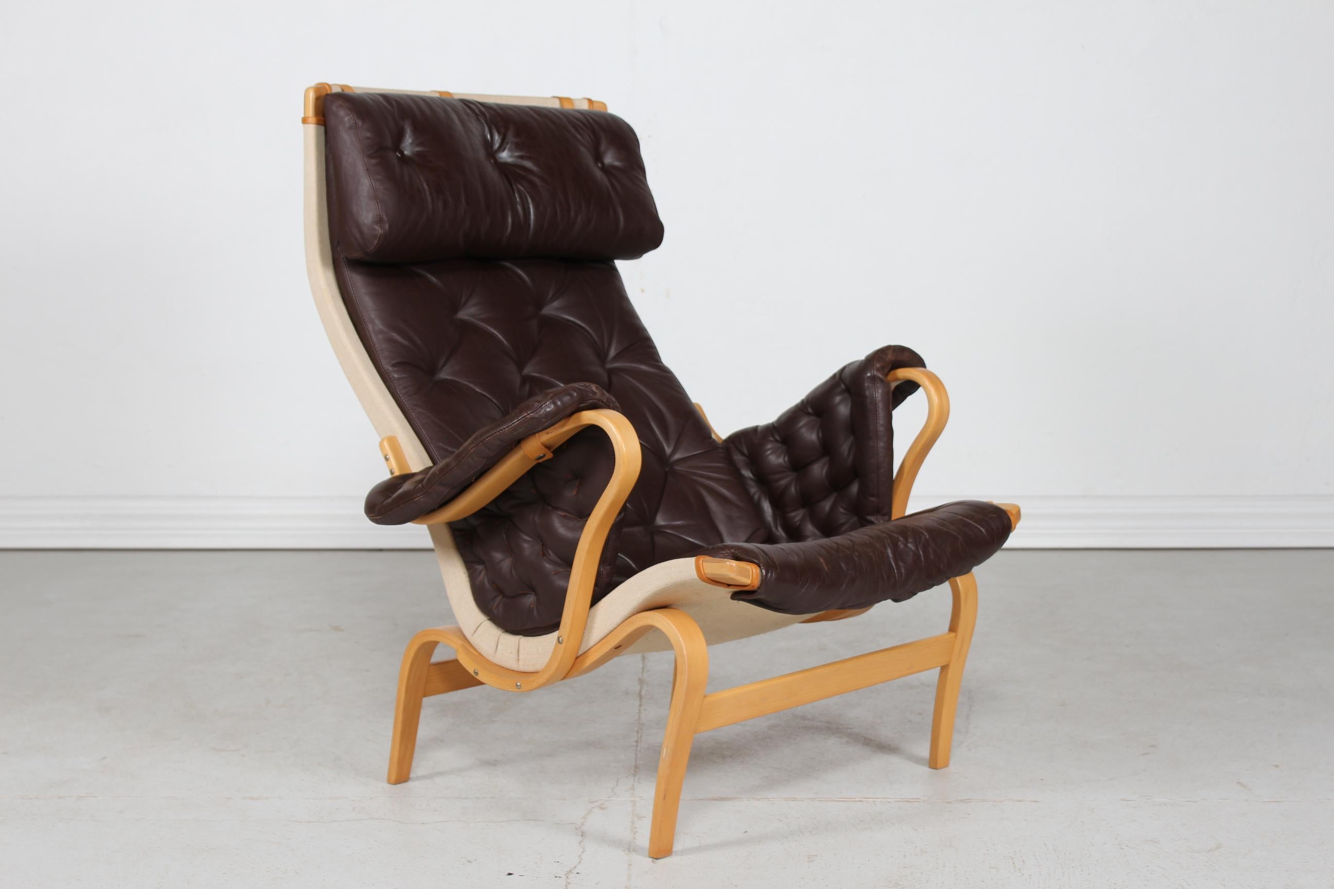 Bruno Mathsson Pernilla Lounge Chair for Dux. Mocha Colored Leather Sweden 1970s In Good Condition For Sale In Aarhus C, DK