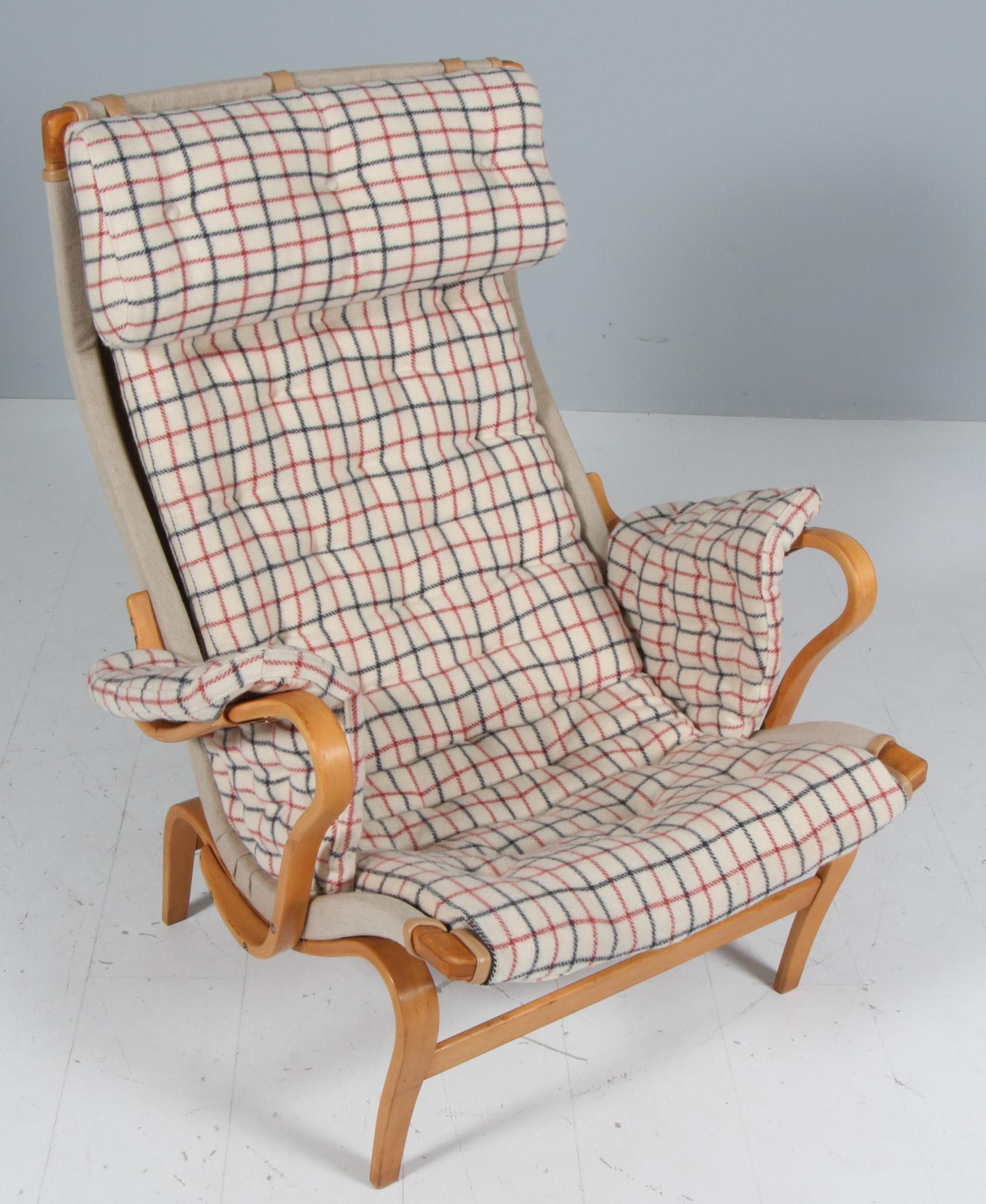 Bruno Mathsson Pernilla lounge chair with wool cross pattern cushion. With leather details

Frame in beech.

Made by DUX.