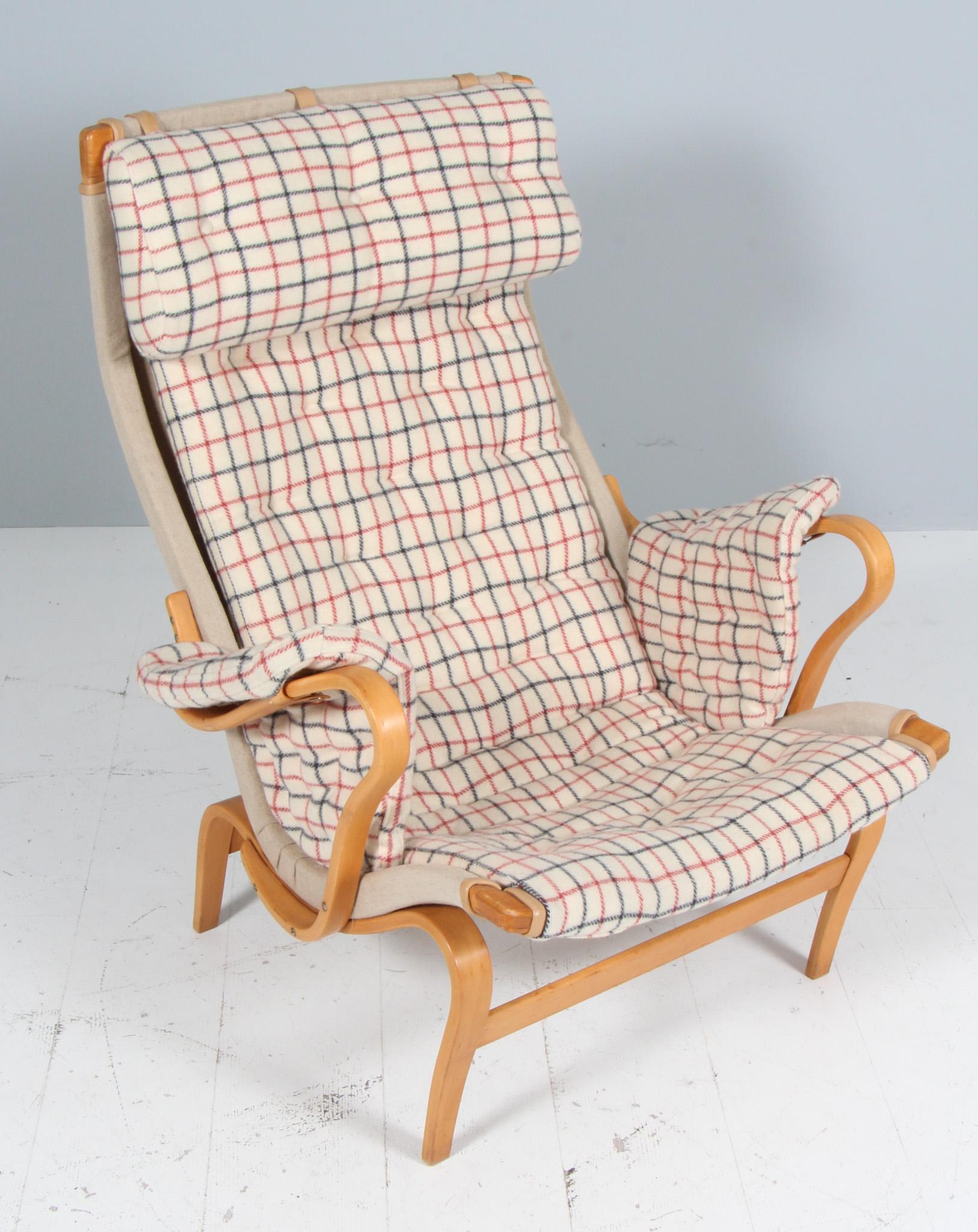 Bruno Mathsson Pernilla lounge chair with wool cross pattern cushion. With leather details

Frame in beech.

Made by DUX.