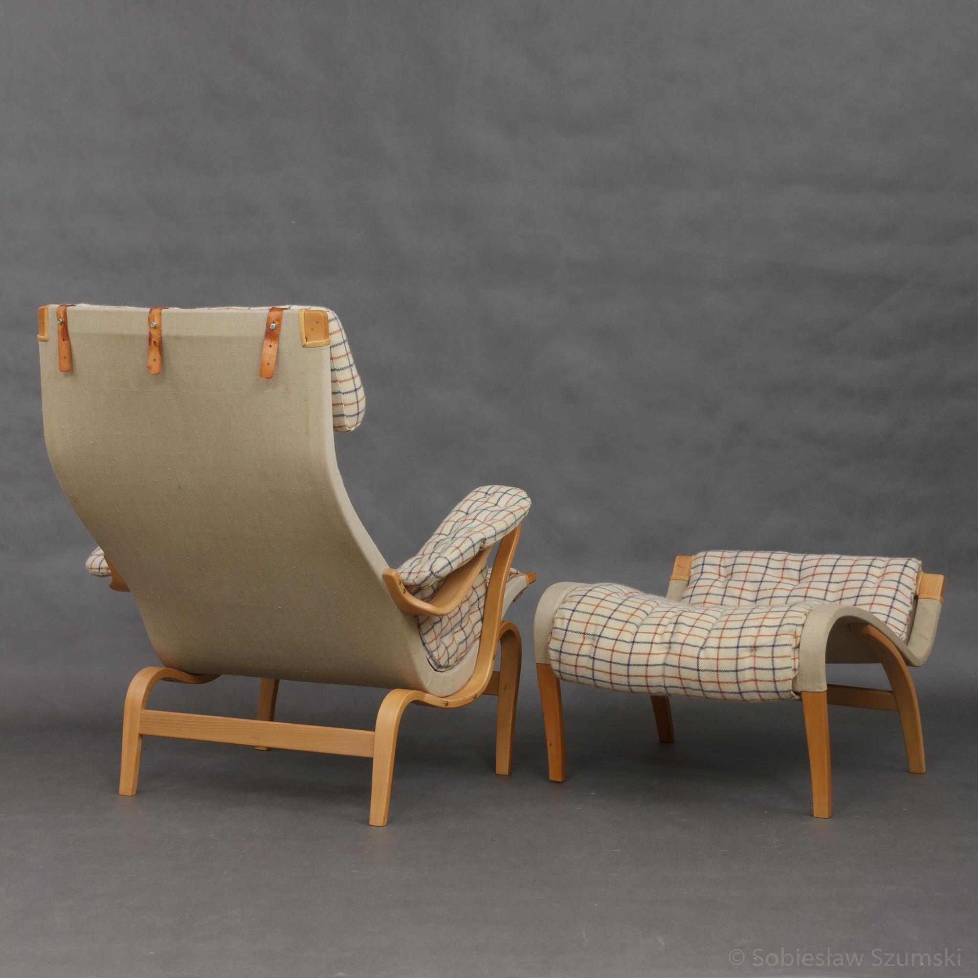 An improved version of Pernilla chair from the 1960s, originally designed by Bruno Mathsson in Sweden in 1944. It is made of curved beech plywood, canvas, and an original wool cushions. Imprinted: Dux. Ottoman measurements:
41 H x 62 x 73 cm.