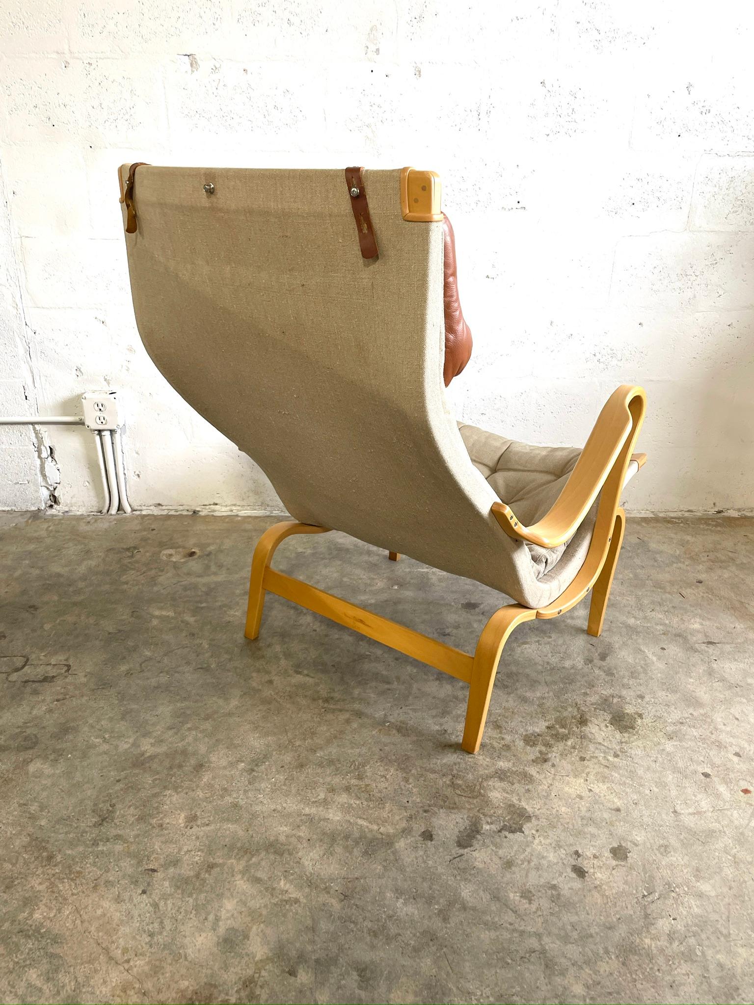 20ième siècle Bruno Mathsson Pernilla Mid Century Lounge Chair (Chaise longue du milieu du siècle) en vente