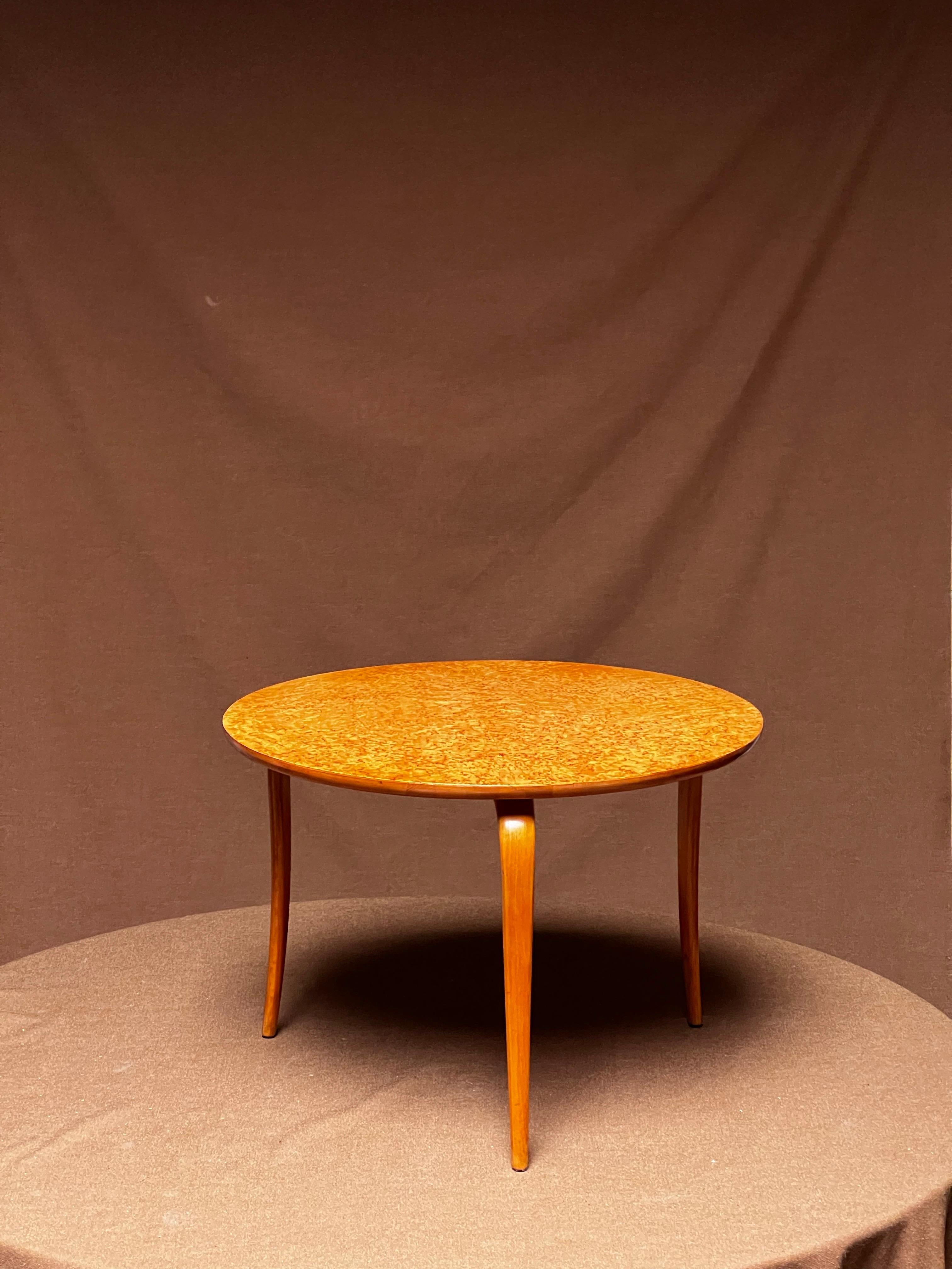 Tavola con tavolo di bouleau completamente restaurata. Progettato nel 1936 e prodotto nel 1942 negli Atelier del padre Karl Mathsson. Cette table est rare. Elle La apporta il calore con la sua punta di miele. Abbiamo raccolto diverse tavole antiche