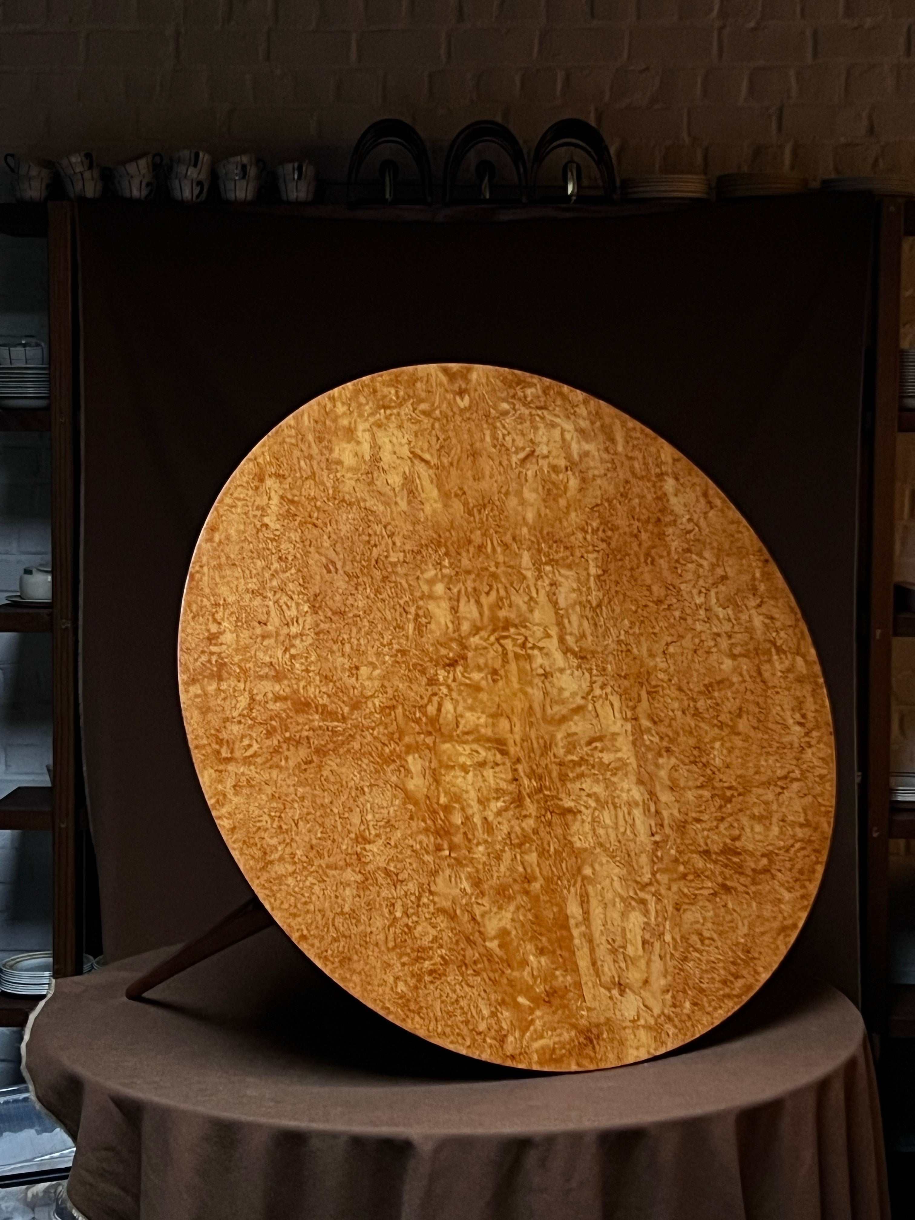 Tavola con tavolo di bouleau completamente restaurata. Atelier Design del 1936 e prodotto nel 1936 presso l'Atelier del padre Karl Mathsson. Questa tavola è rara ed è il formato più grande della serie. Elle La apporta il calore con la sua punta di