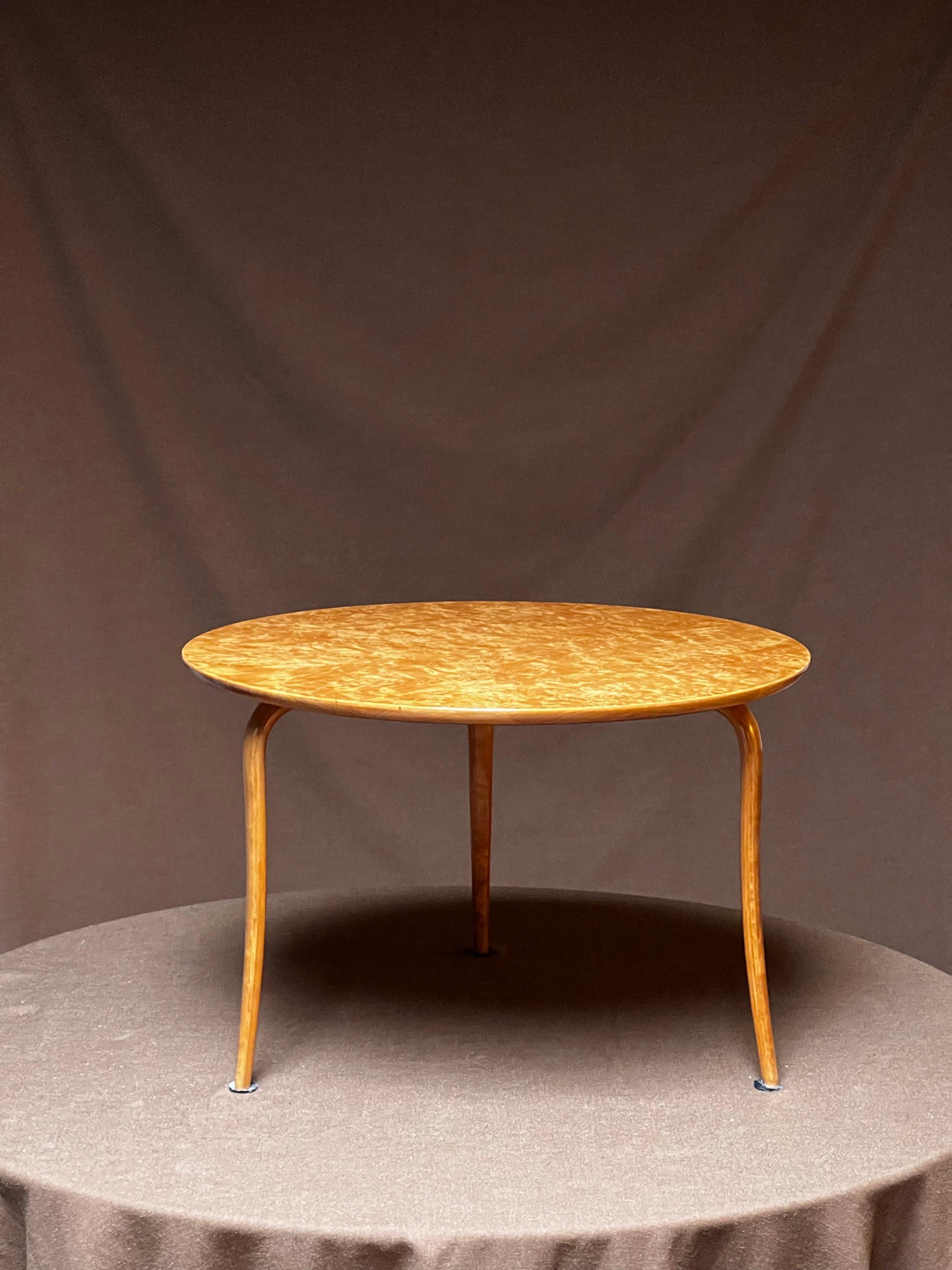 Tavola con tavolo di bouleau completamente restaurata. Atelier Design del 1936 e prodotto nel 1936 presso l'Atelier del padre Karl Mathsson. Cette table est rare. Elle La apporta il calore con la sua punta di miele. Abbiamo raccolto diverse tavole