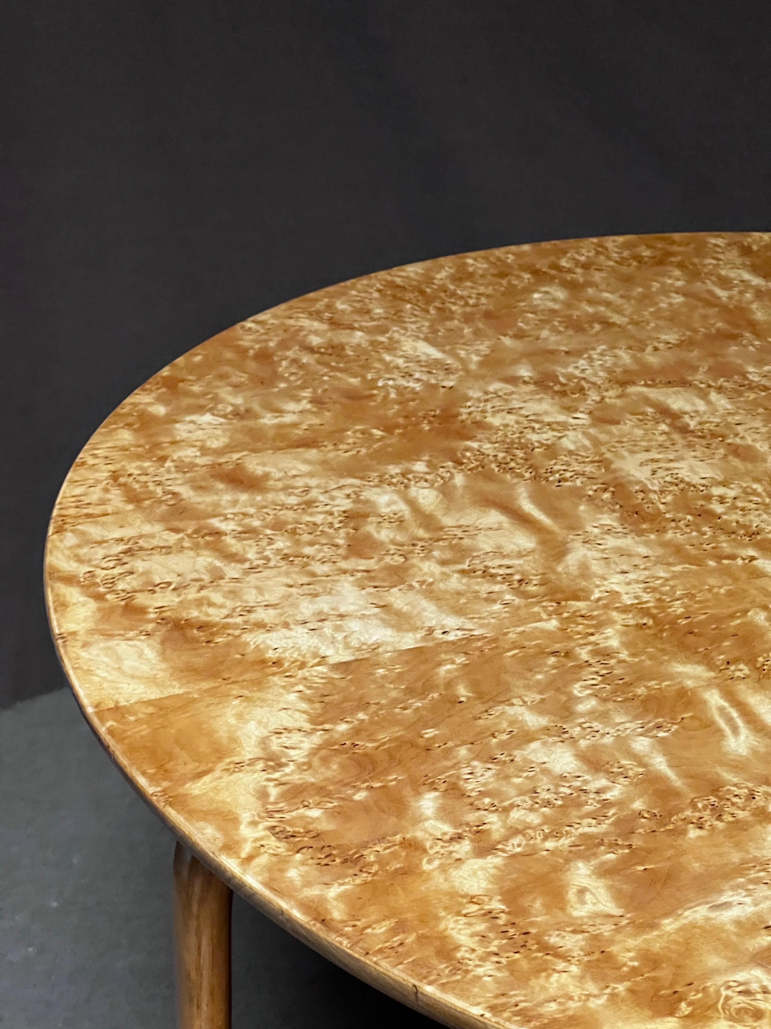 Scandinavo moderno Bruno Mathsson raro tavolino originale del 1936 in legno di radica e betulla, da collezione, nuovo di zecca in vendita