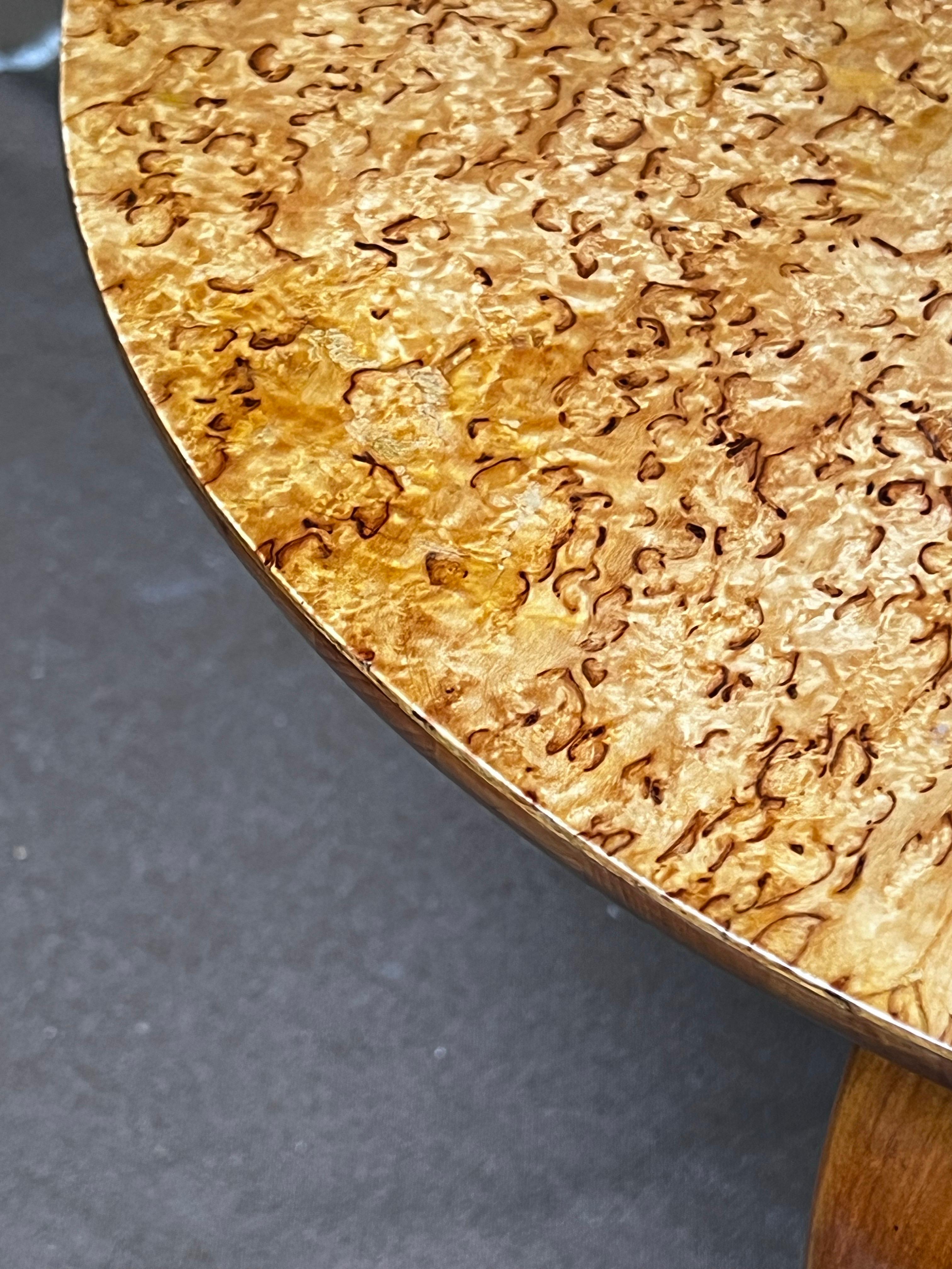Fatto a mano Bruno Mathsson raro tavolino originale del 1936 in legno di radica e betulla, da collezione, nuovo di zecca in vendita