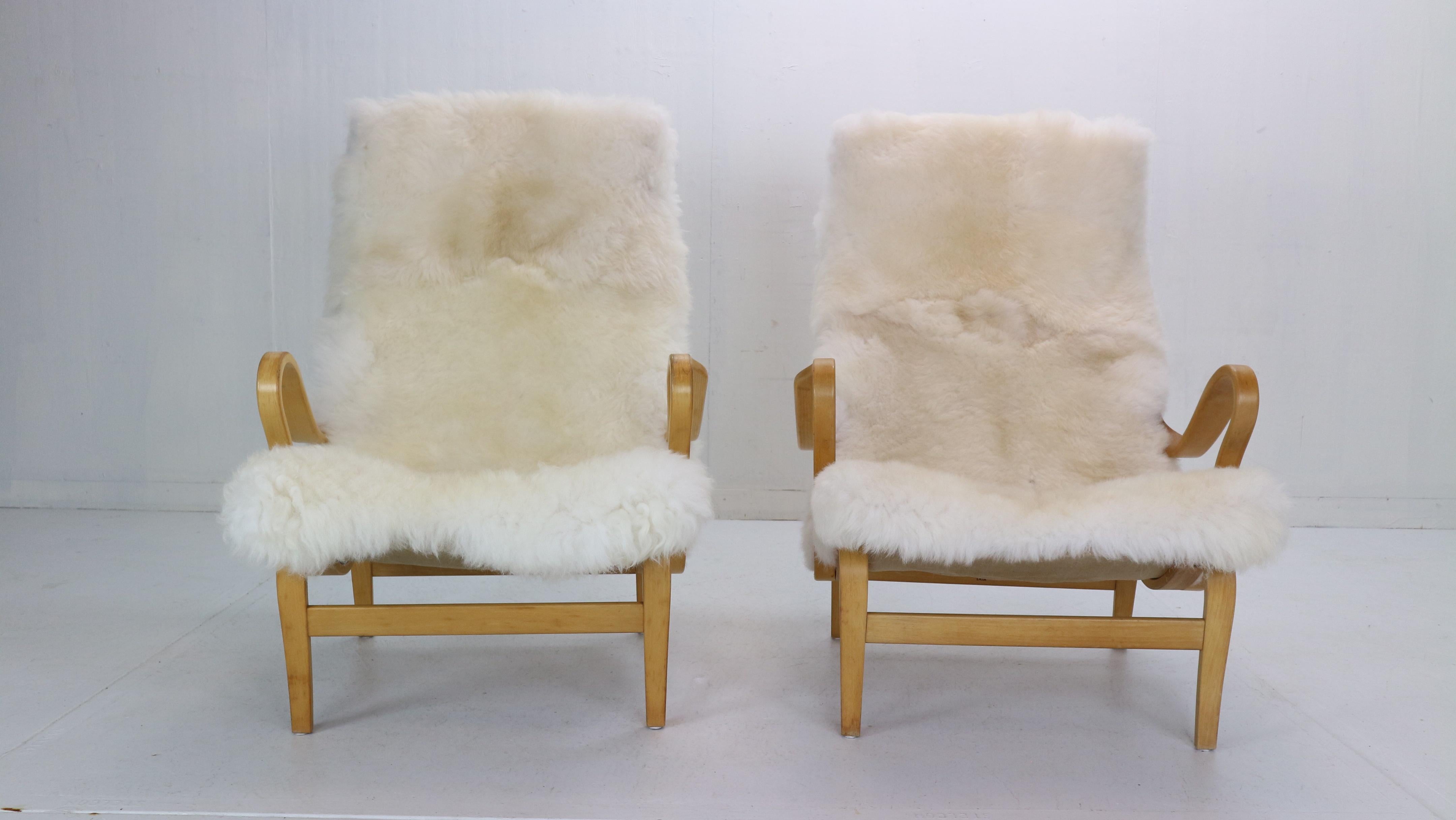 Set of two lounge chairs designed by Bruno Mathsson and manufactured by DUX in 1969, Sweden.
“Pernilla” series of chairs incorporate dramatically flowing bent beechwood frames, making them some of the most instantly recognisable works of