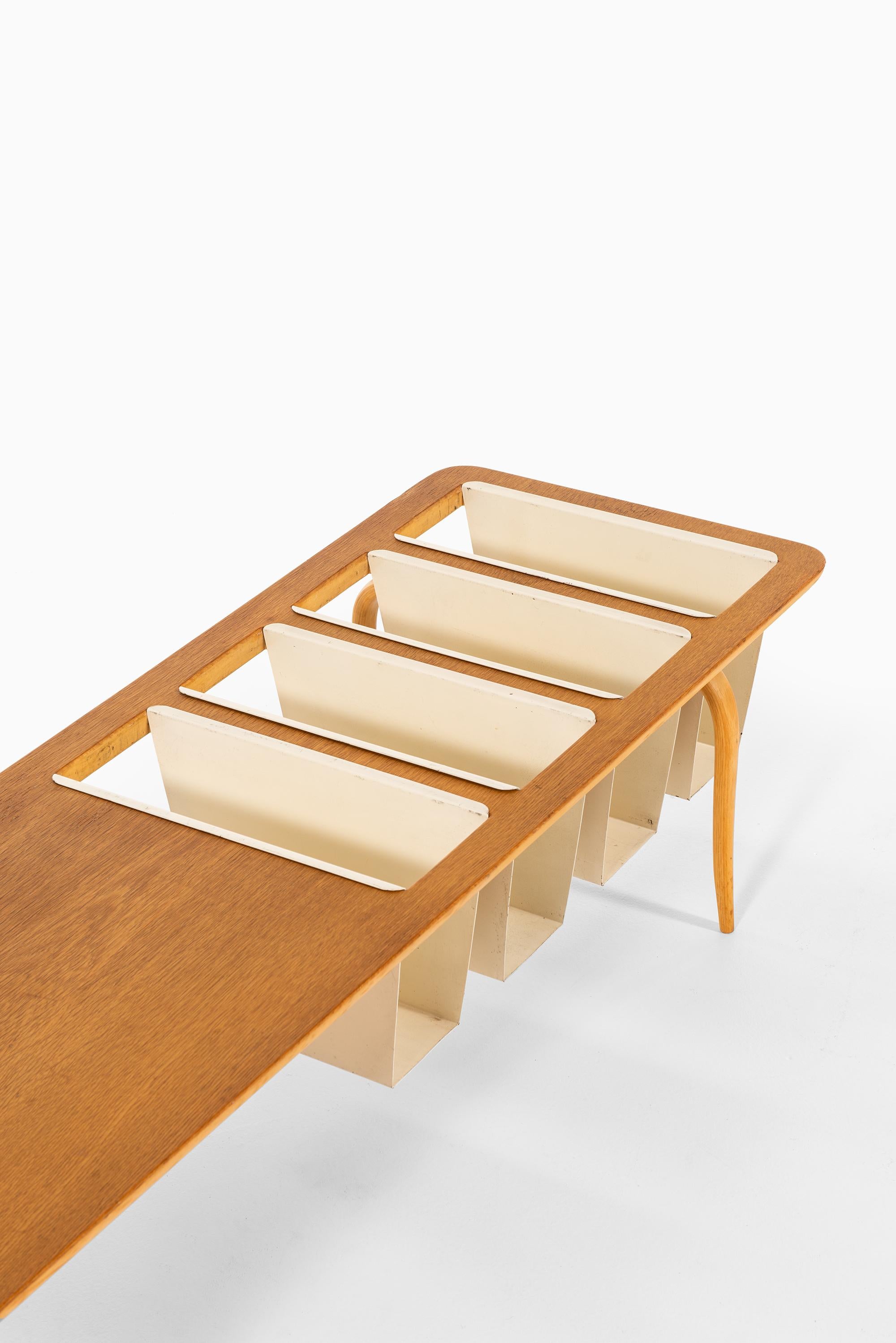 Rare table d'appoint/de magazine conçue par Bruno Mathsson. Produit par Karl Mathsson à Värnamo, Suède.