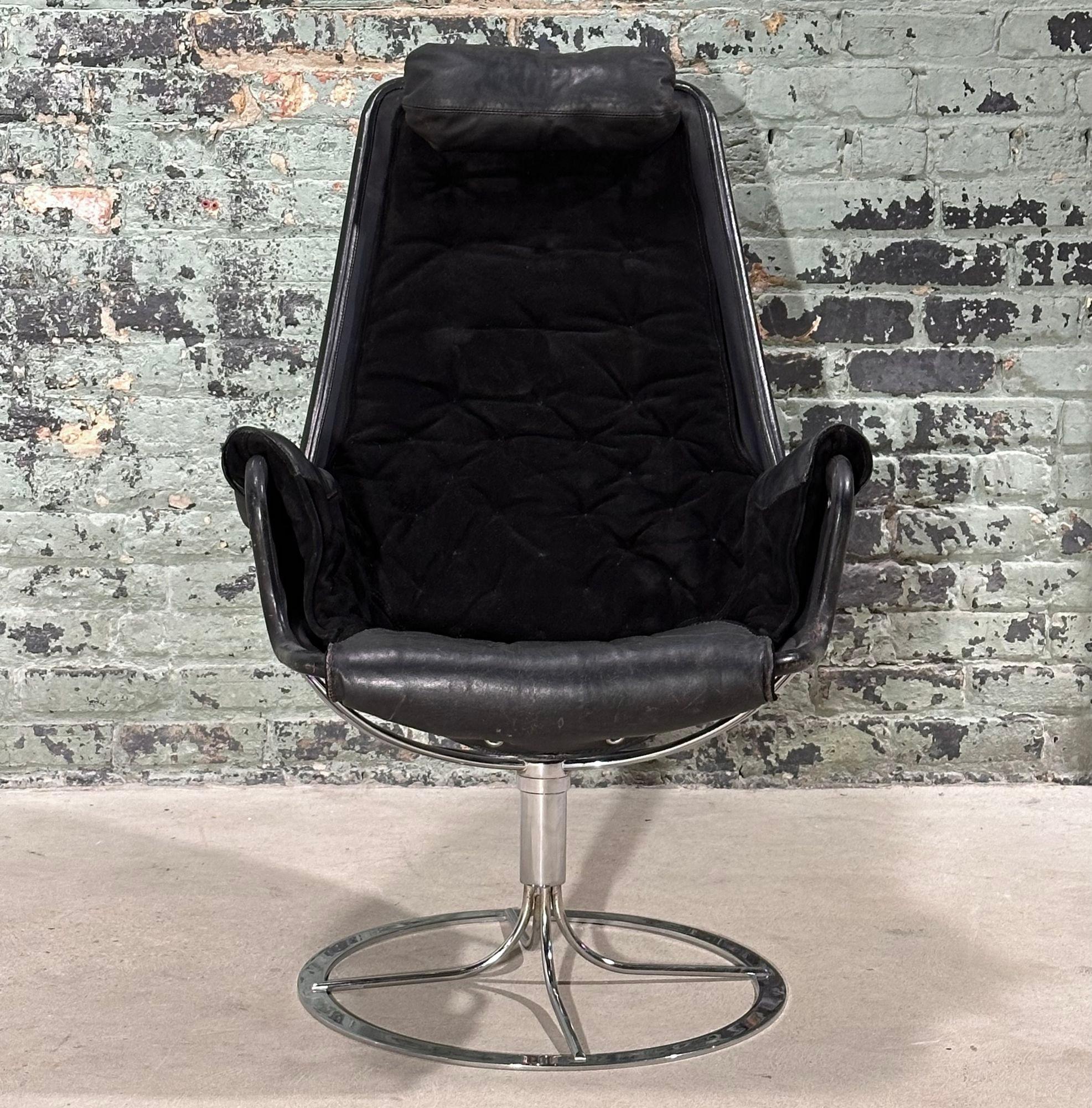 Bruno Mathsson Suede and Leather Jetson Swivel Chair, Dux Sweden 1969. Excellent condition
Measures 38