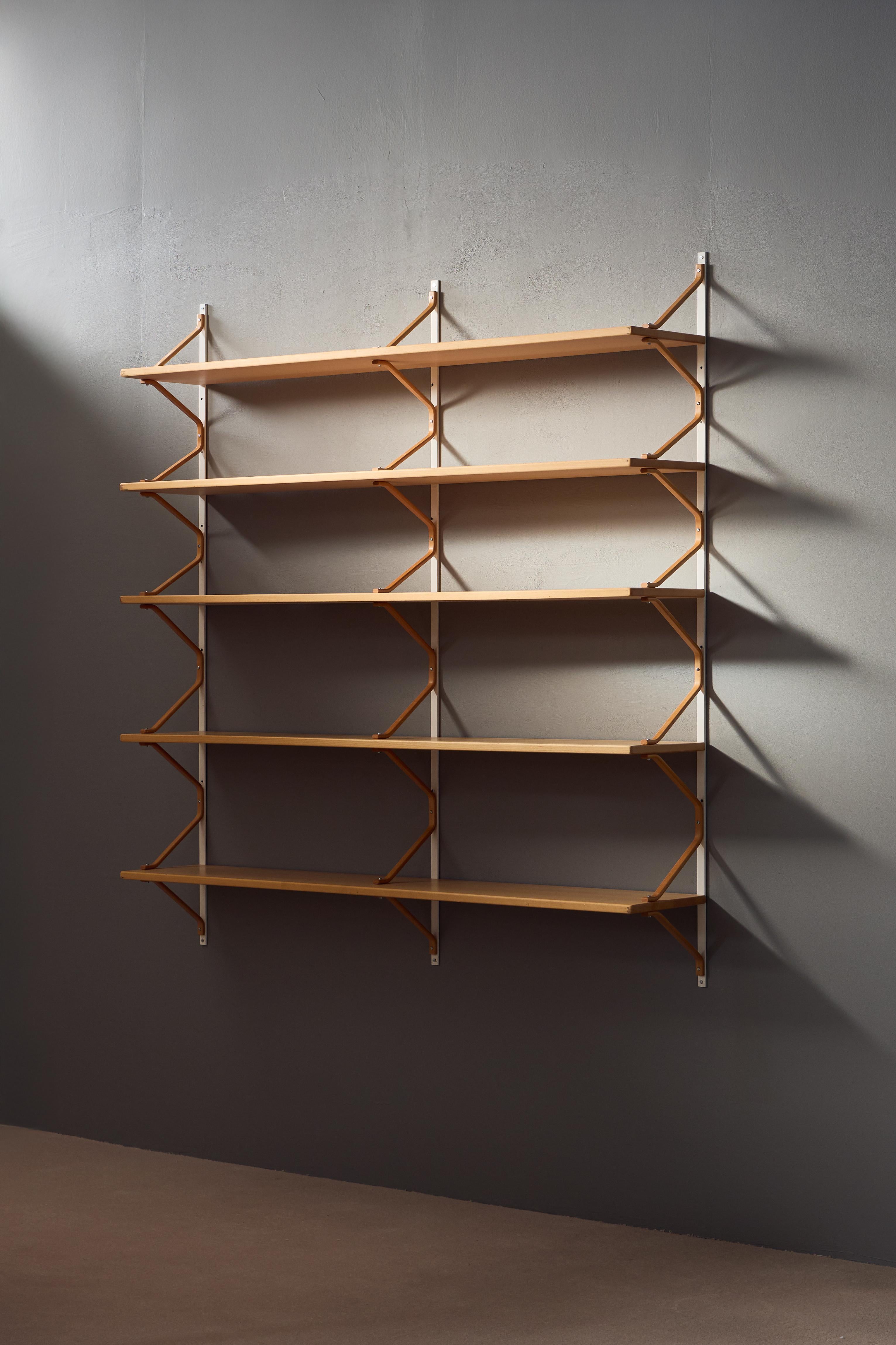 Modelo de estantería de pared diseñado por Bruno Mathsson durante la década de 1970, producido por Bruno Mathsson International, Suecia. 
Muy buen estado vintage.