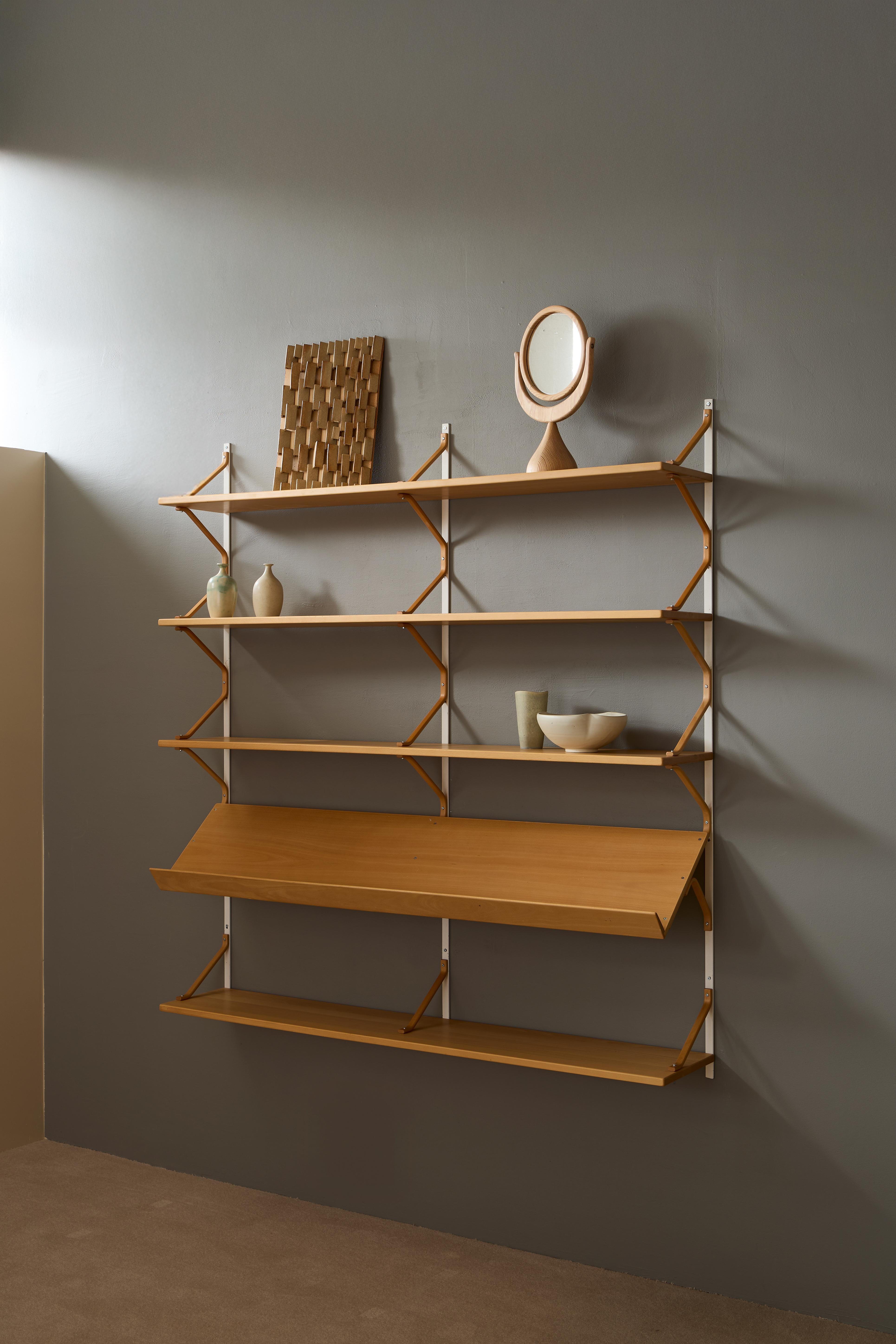 Modelo de estantería de pared diseñado por Bruno Mathsson durante la década de 1970, producido por Bruno Mathsson International, Suecia. 
Muy buen estado vintage.
