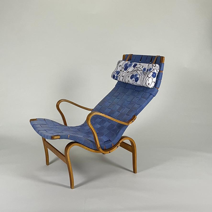 Bruno Mathsson - une des premières chaises Pernilla
Piétement en hêtre lamellé-collé avec sangles en toile bleu clair patinée et têtière garnie de tissu 