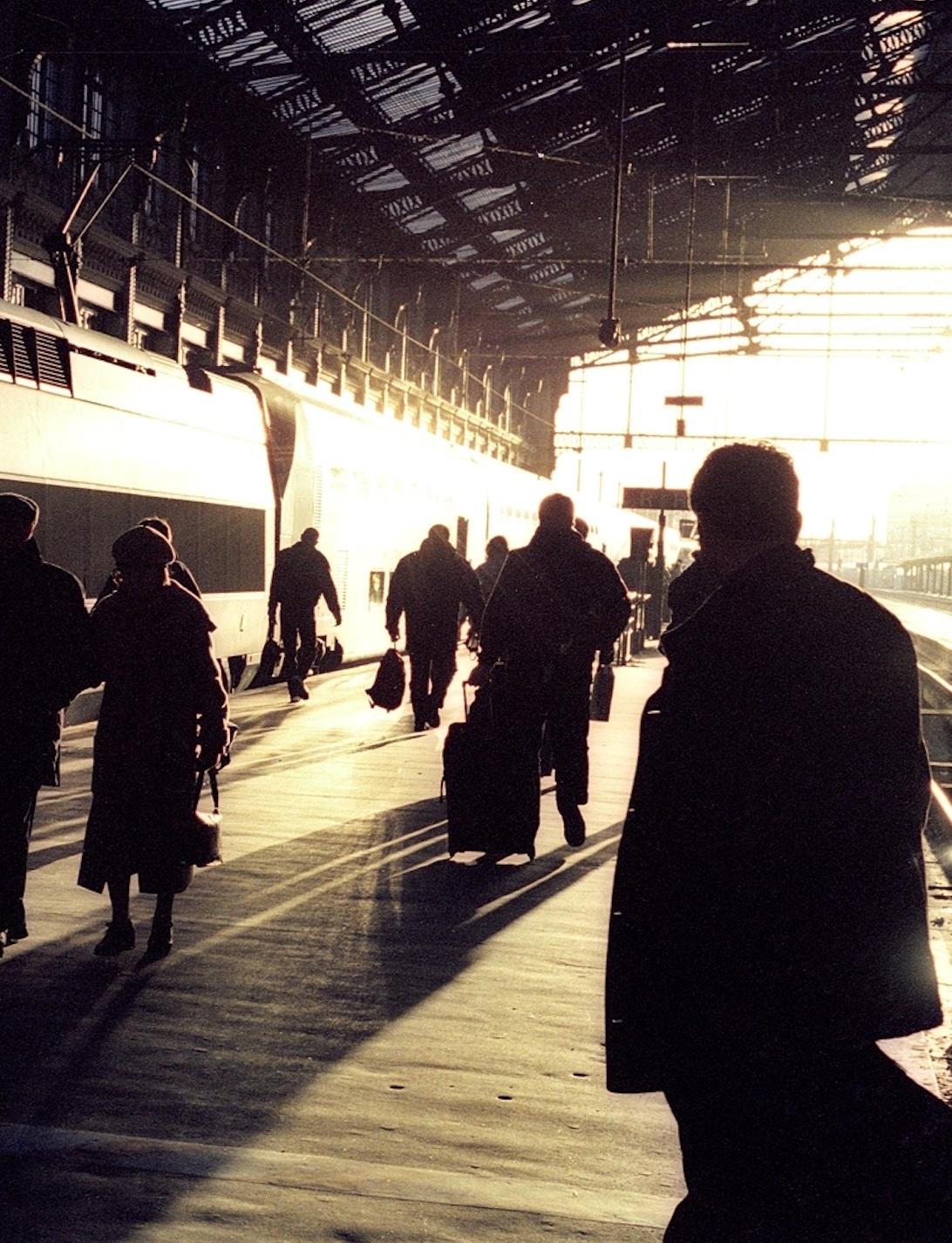 Gare de Lyon (Paris, un matin d'hiver), 70 x 105 cm /5 - Contemporain Photograph par Bruno Meignien