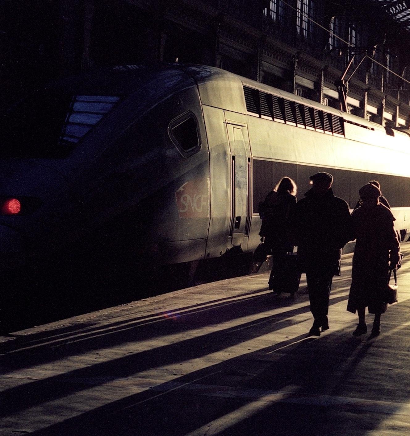 Gare de Lyon (Paris, un matin d'hiver), 70 x 105 cm /5 - Noir Color Photograph par Bruno Meignien