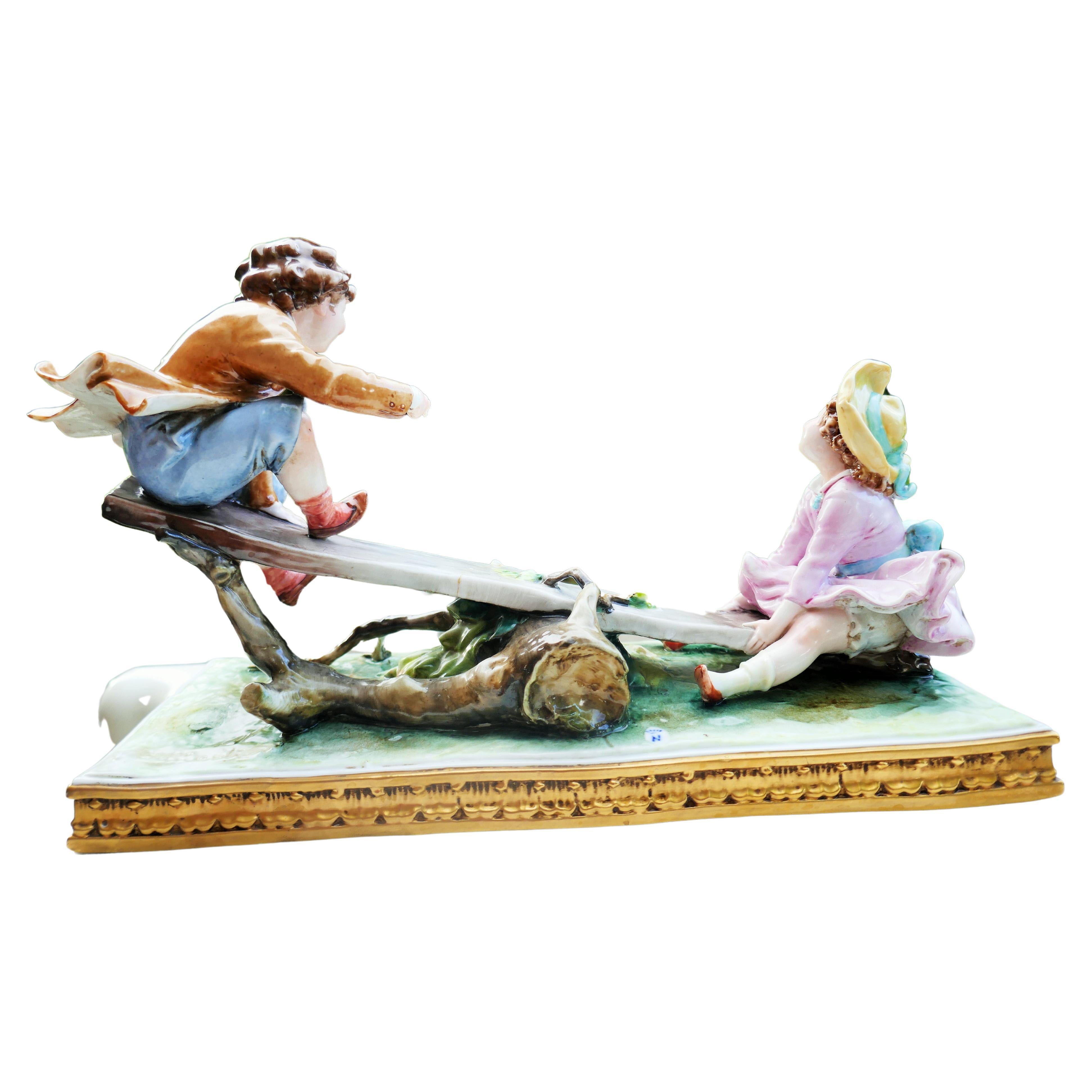 Ceramica prodotta da Bruno Merli Capodimonte.
Presente una crepa e incollata quasi al centro dalla parte del ragazzo.
Se desideri viene restaurata 50 euro
Grazie