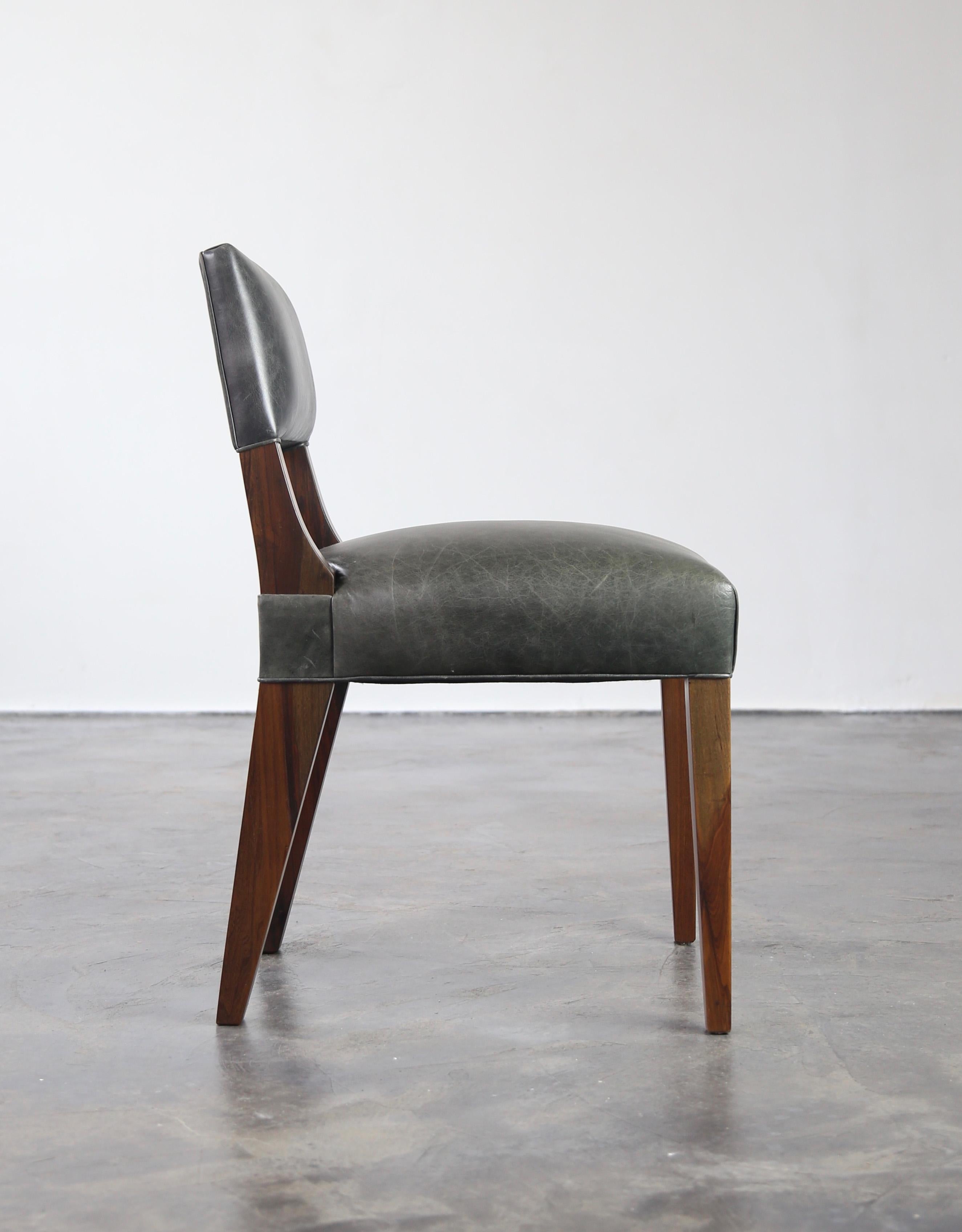 Der Bruno ist ein typischer Costantini-Stuhl mit einer flachen, ergonomisch geformten Rückenlehne. Erhältlich wie abgebildet in argentinischem Palisander und Leder oder in individuellen Materialien, Ausführungen und dem Polstermaterial Ihrer Wahl.
