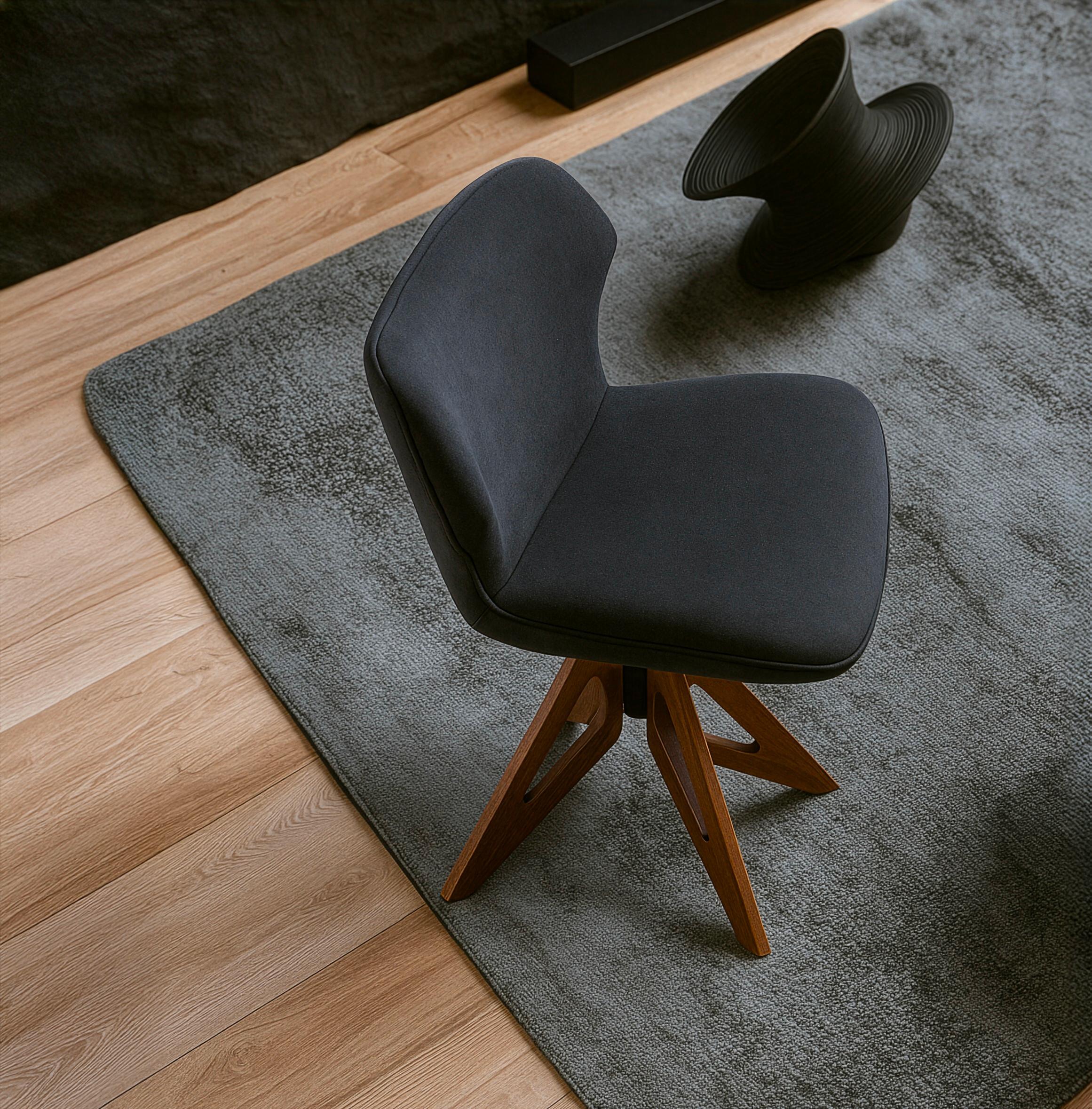Italian Fauteuil italien moderne Bruno - tapisserie en coton noir, base en noyer massif en vente