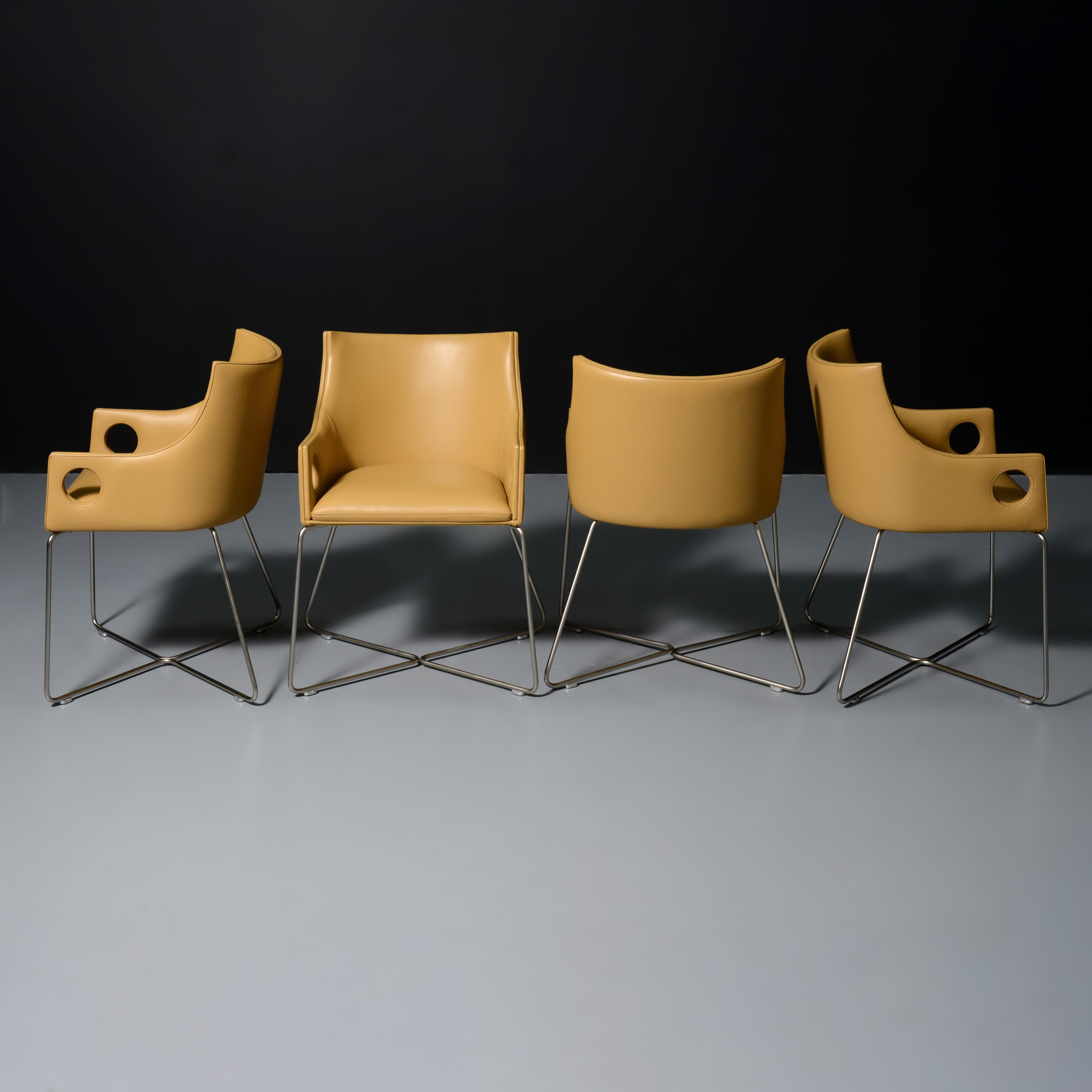 Artista/Designer; Produttore: Bruno Moinard (francese, nato nel 1956); Bruno Moinard Editions (Francia)
Marcatura(e); note: nessuna marcatura(e) evidente(i)
Materiali: pelle, metallo cromato
Dimensioni (H, L, P): 32.5