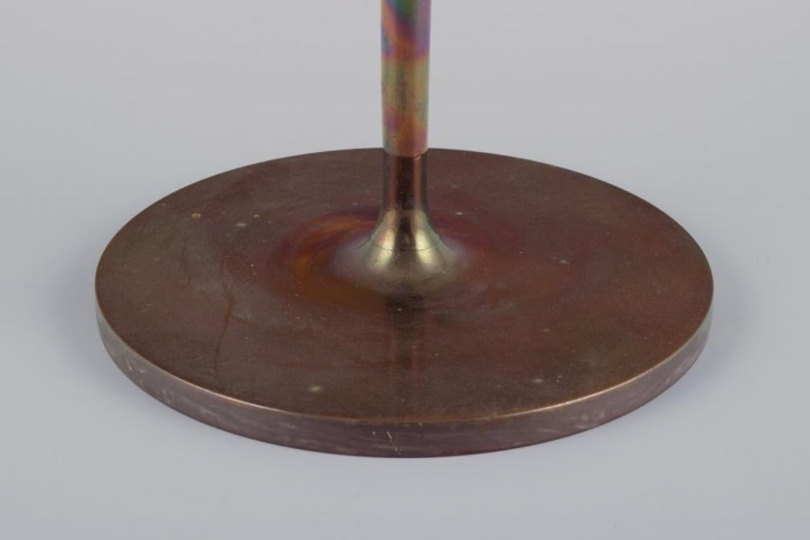 Bruno Paul (1874-1968), arquitecto alemán.
Lámpara de sobremesa Art Decó de latón pulido.
Circa 1930s.
Marcado.
En excelente estado.
Dimensiones: H 32,5 cm. con enchufe x P 13,5 cm.
Cuerda: Aprox. 200 cm.
