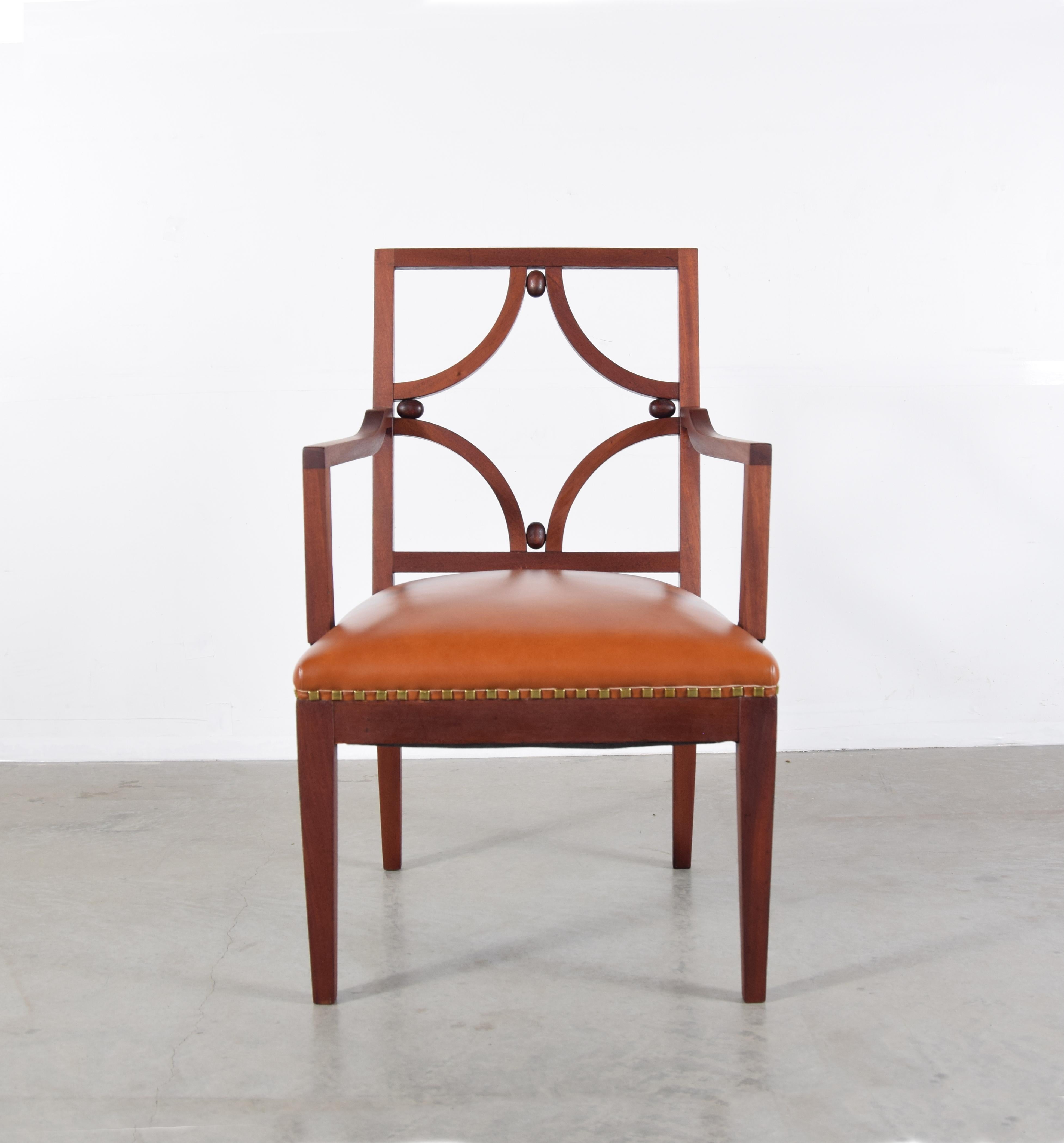 Armchair in mahogany, designed by Bruno Paul, circa 1910. Produced by Vereinigte Werkstatten, Munich, Germany. Newly upholstered in leather. Measures: 22 1/4